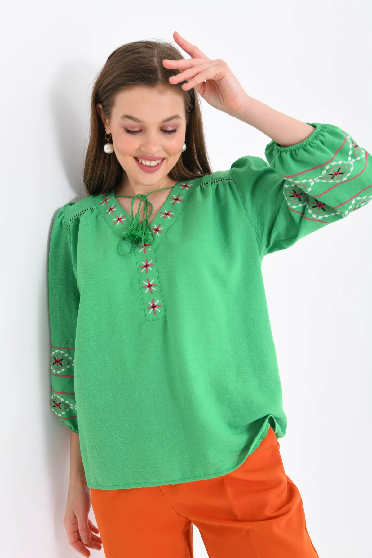 Kadın V Yaka Nakış Bağlama Detaylı Salaş Bluz