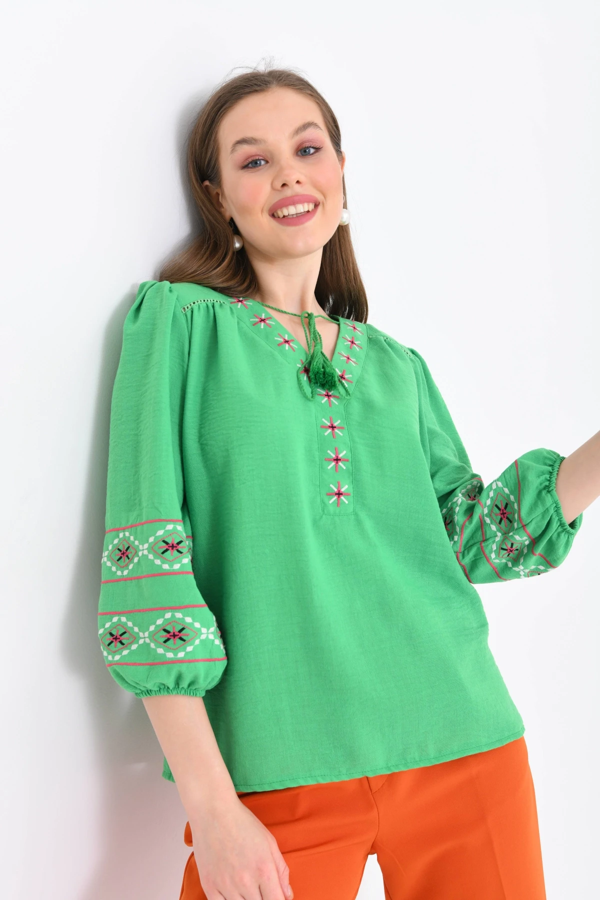 Kadın V Yaka Nakış Bağlama Detaylı Salaş Bluz