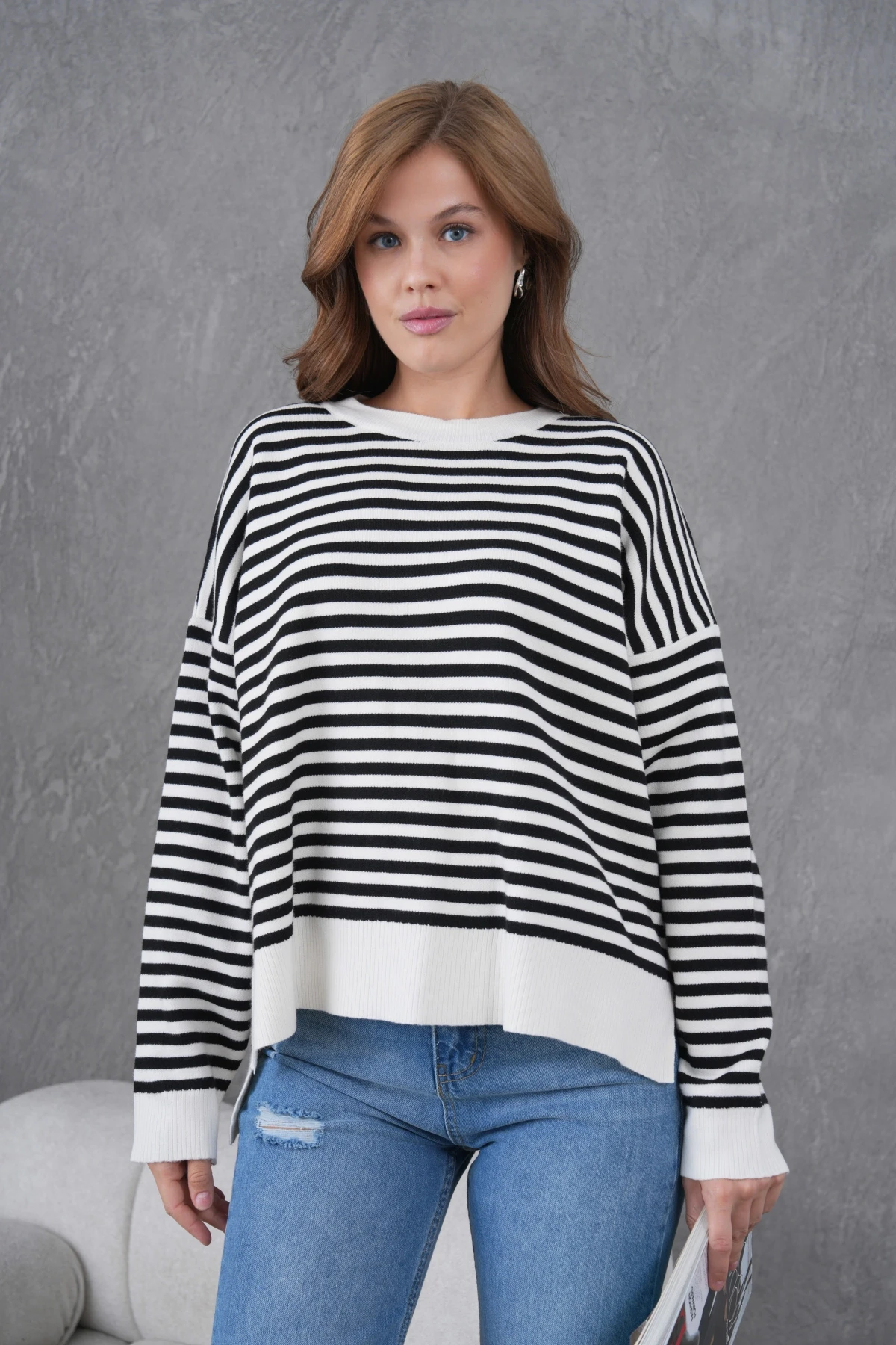 Kadın Bisiklet Yaka Nakış Detay Yırtmaçlı Oversize Çizgili Triko Kazak