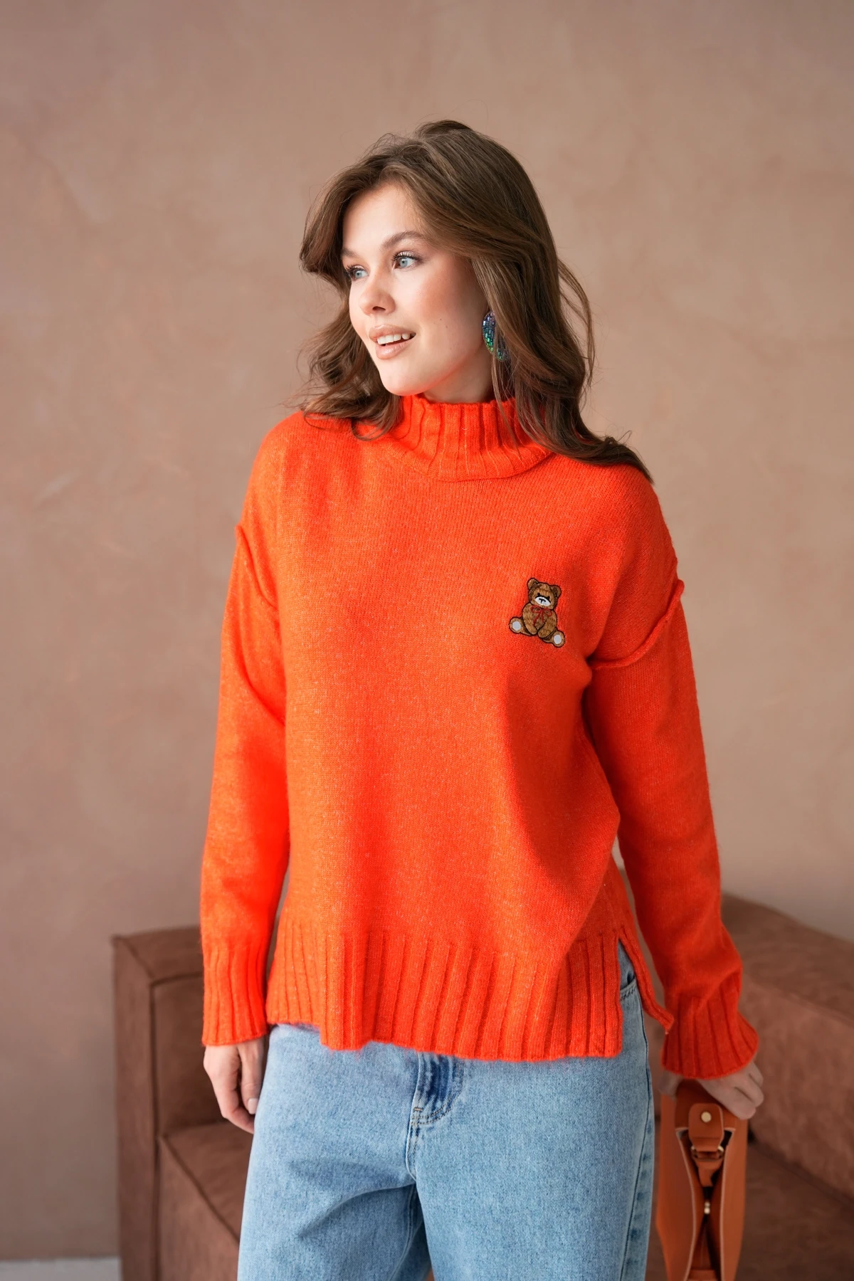 Kadın Dik Yaka Nakış Detay Yırtmaçlı Triko Kazak