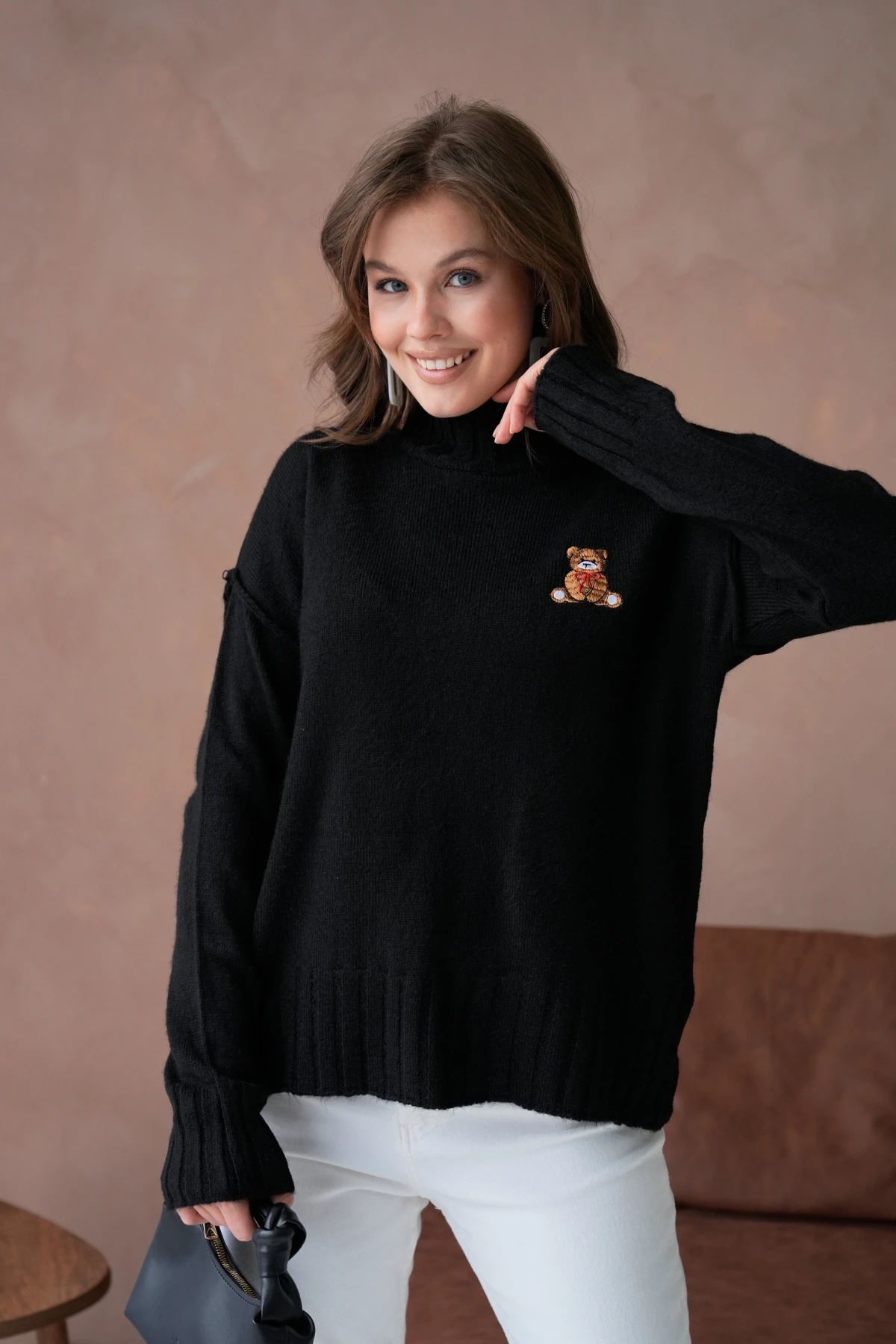 Kadın Dik Yaka Nakış Detay Yırtmaçlı Triko Kazak