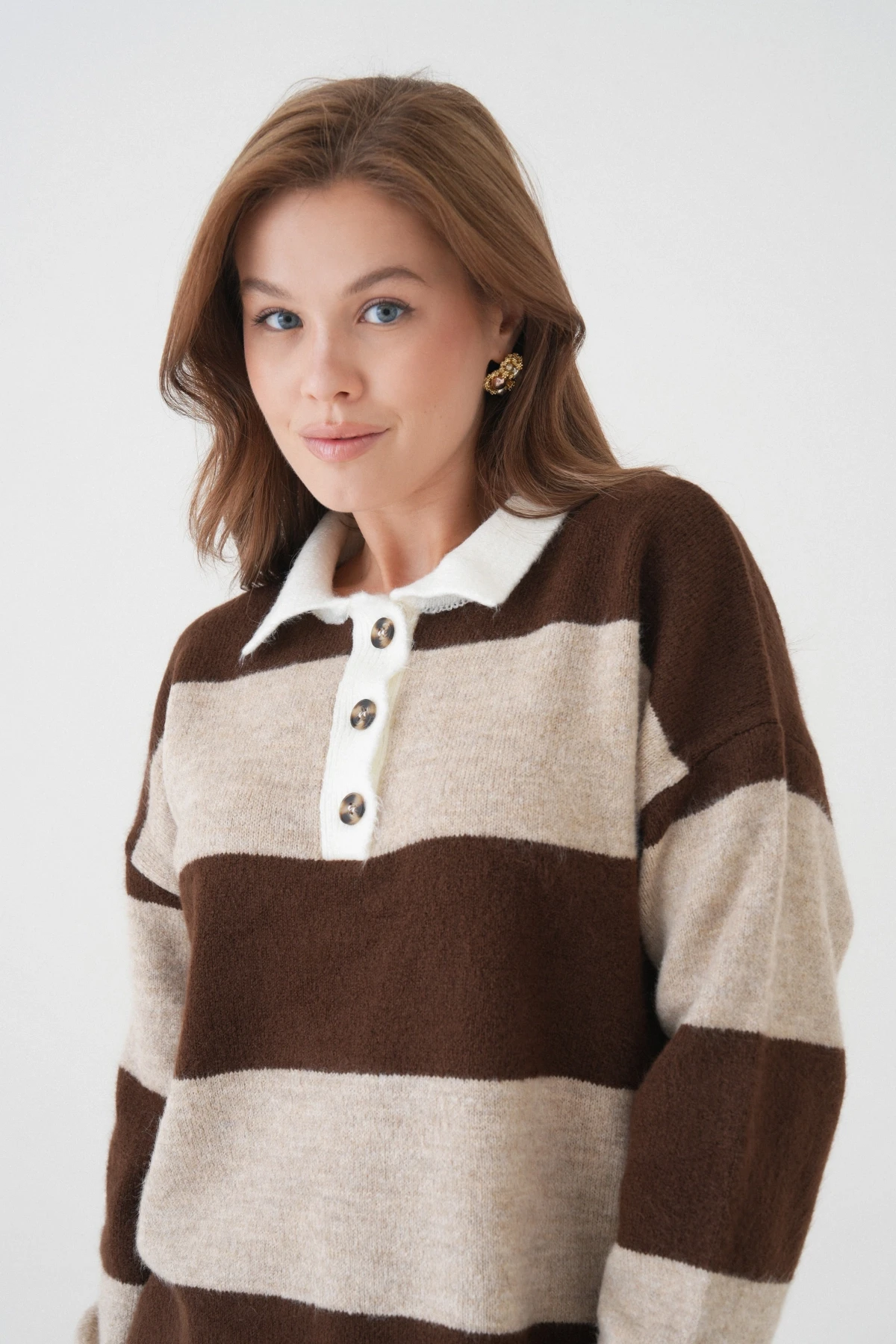 Kadın Kahve Polo Yaka Çizgili Oversize Yumuşak Dokulu Triko Kazak