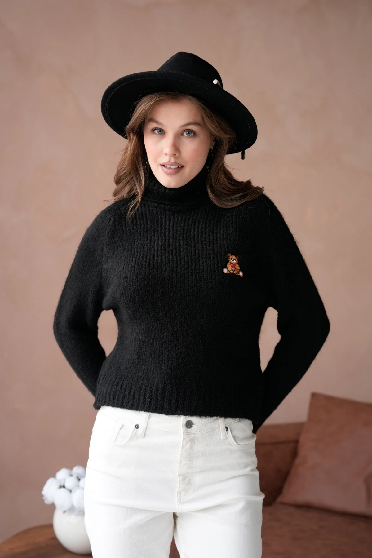 Kadın Balıkçı Yaka Nakış Detaylı Yumuşak Dokulu Kaşkorse Triko Kazak