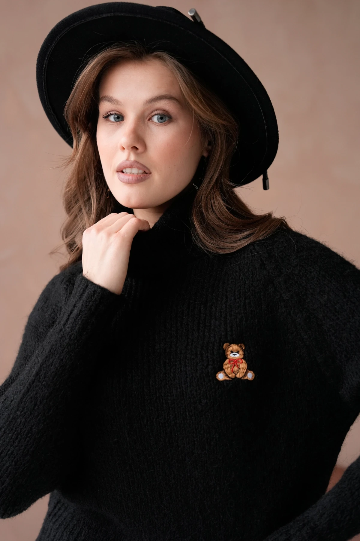 Kadın Balıkçı Yaka Nakış Detaylı Yumuşak Dokulu Kaşkorse Triko Kazak