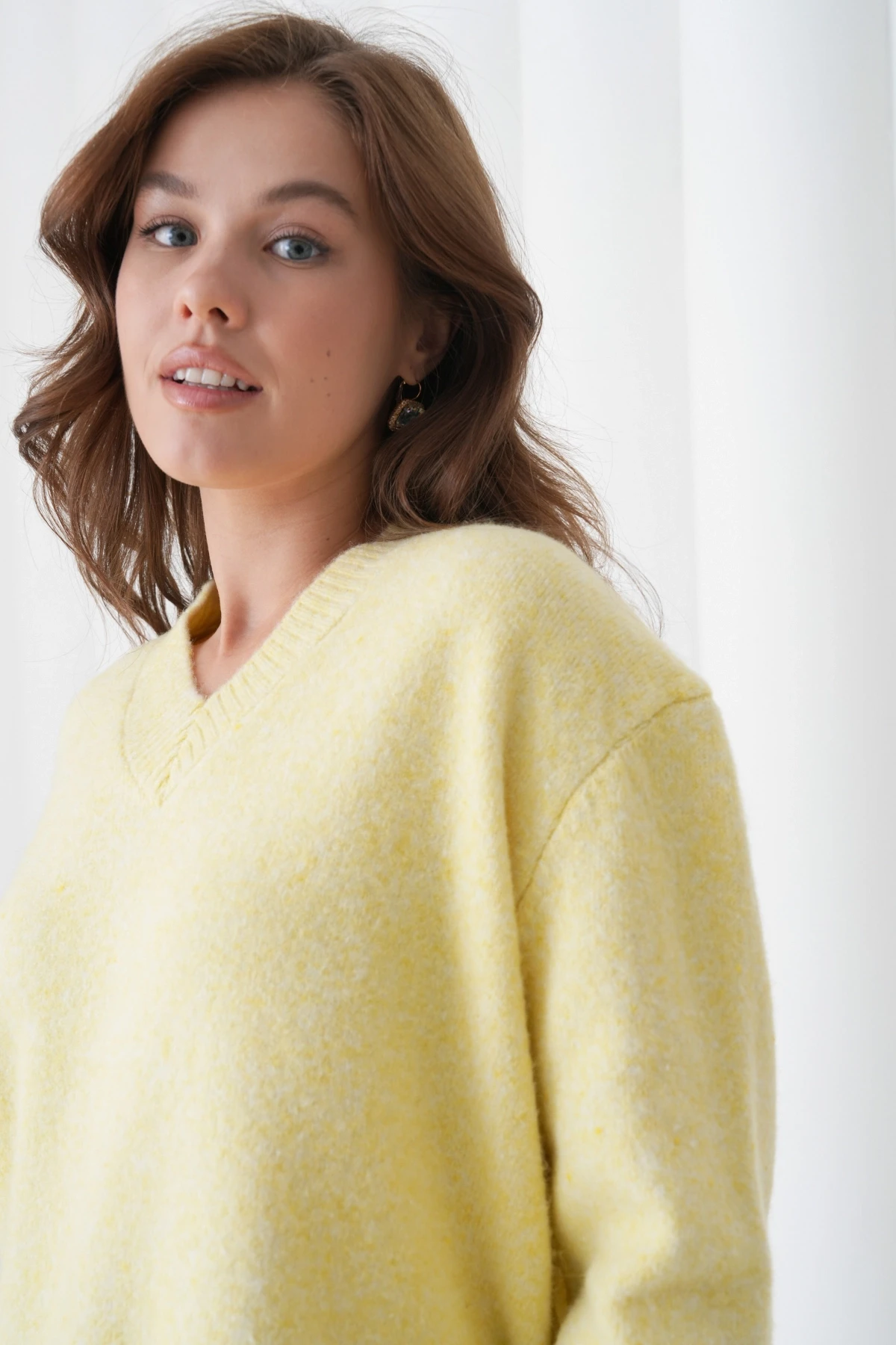 Kadın V Yaka Yumuşak Dokulu Oversize Triko Kazak