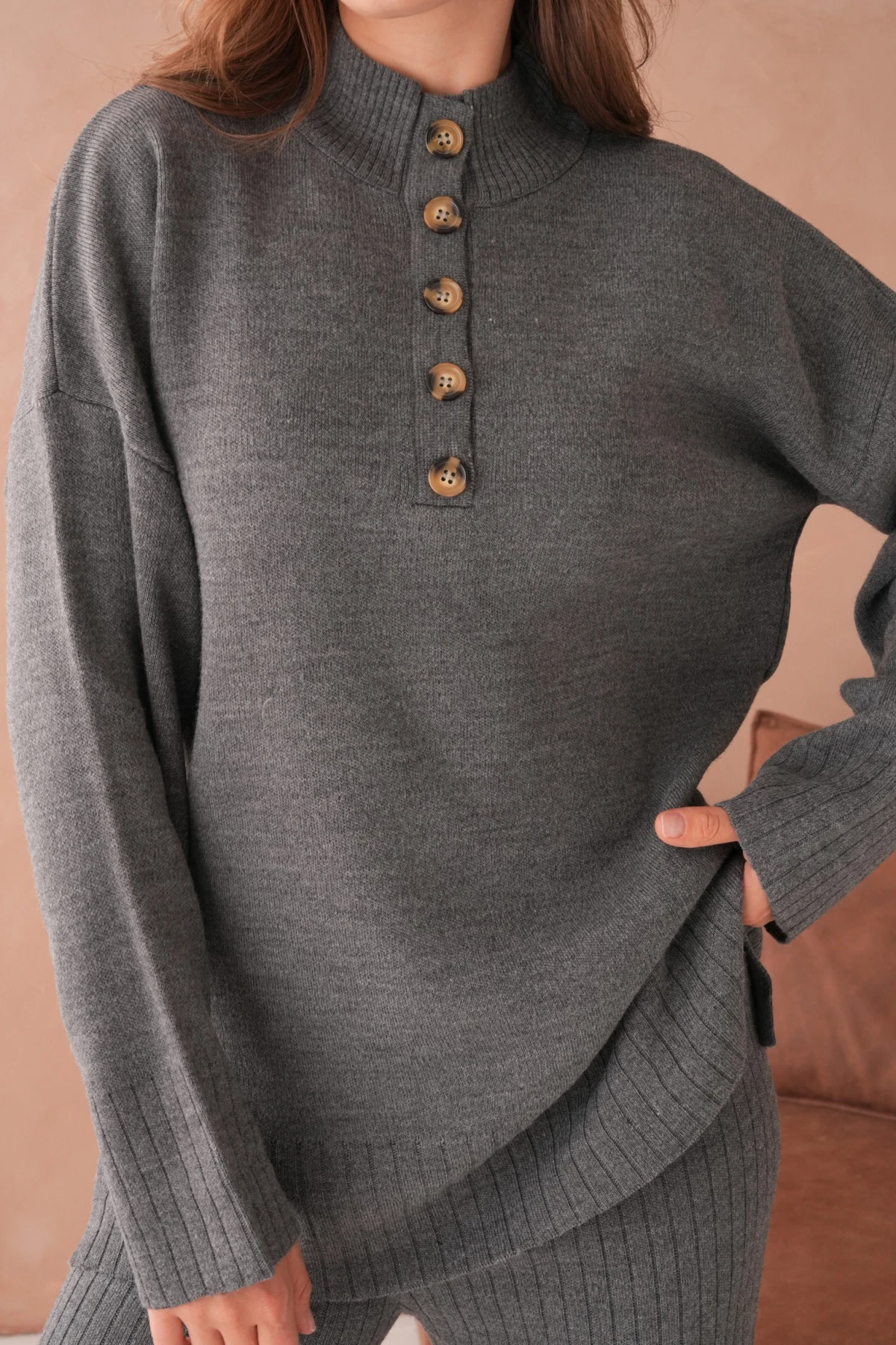 Kadın Dik Yaka Düğme Detay Yırtmaçlı Salaş Kazak Pantolon İkili Triko Takım