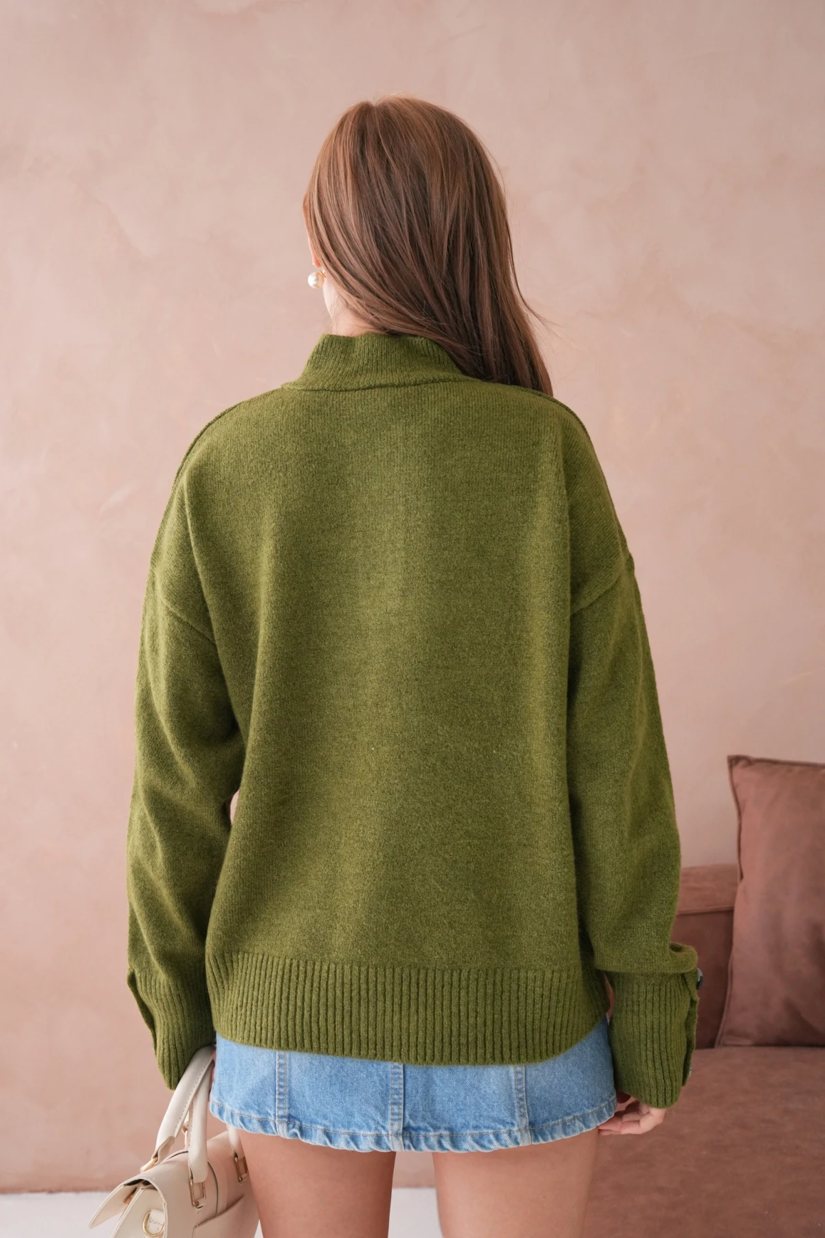 Kadın Dik Yaka Kolları Düğme Detaylı Yumuşak Dokulu Şardonlu Triko Kazak