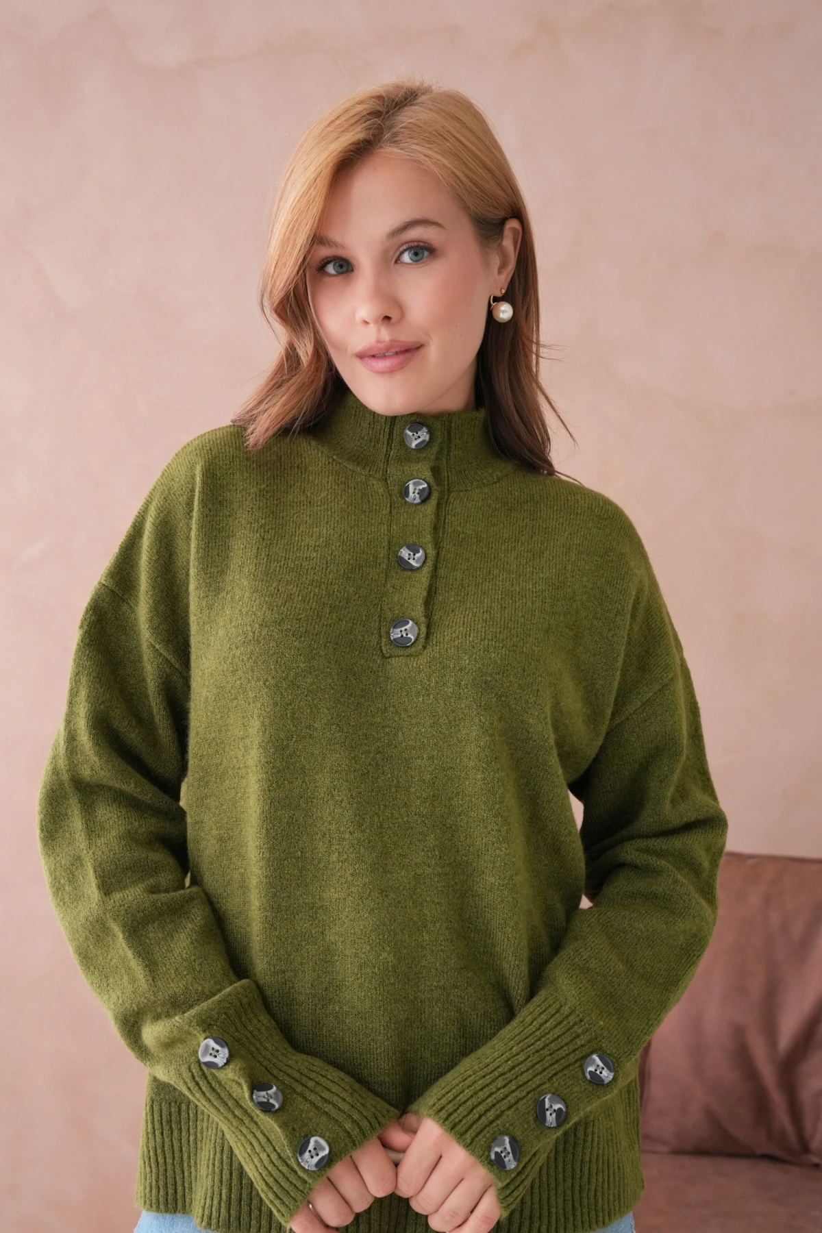 Kadın Dik Yaka Kolları Düğme Detaylı Yumuşak Dokulu Şardonlu Triko Kazak