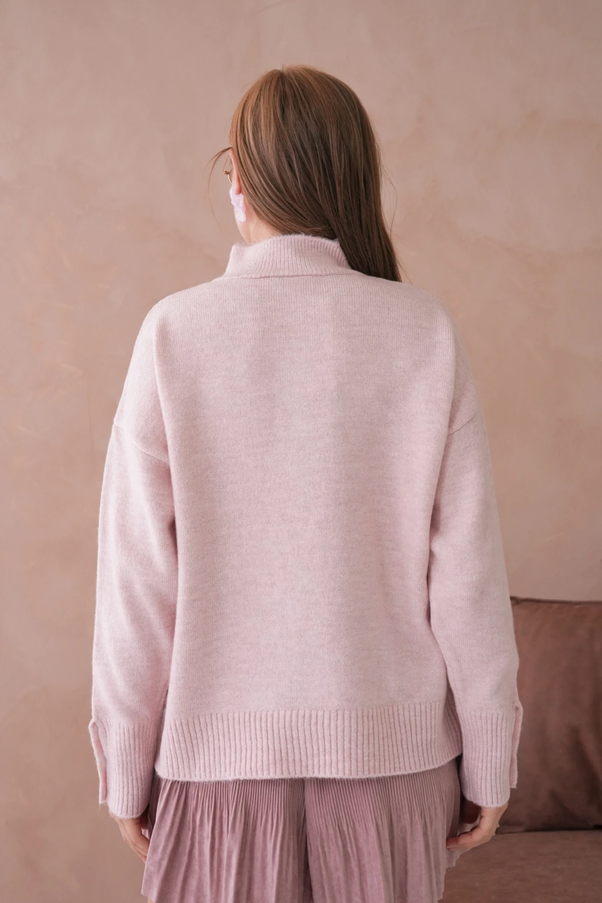 Kadın Dik Yaka Kolları Düğme Detaylı Yumuşak Dokulu Şardonlu Triko Kazak