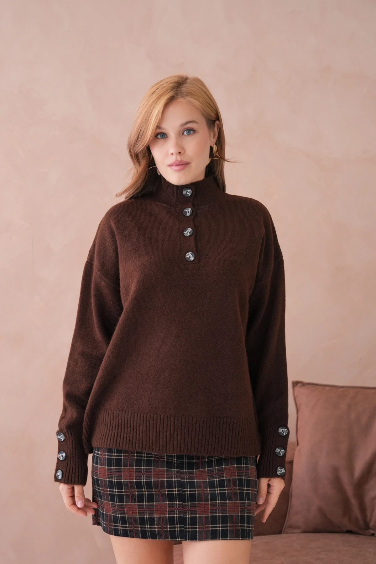 Kadın Dik Yaka Kolları Düğme Detaylı Yumuşak Dokulu Şardonlu Triko Kazak