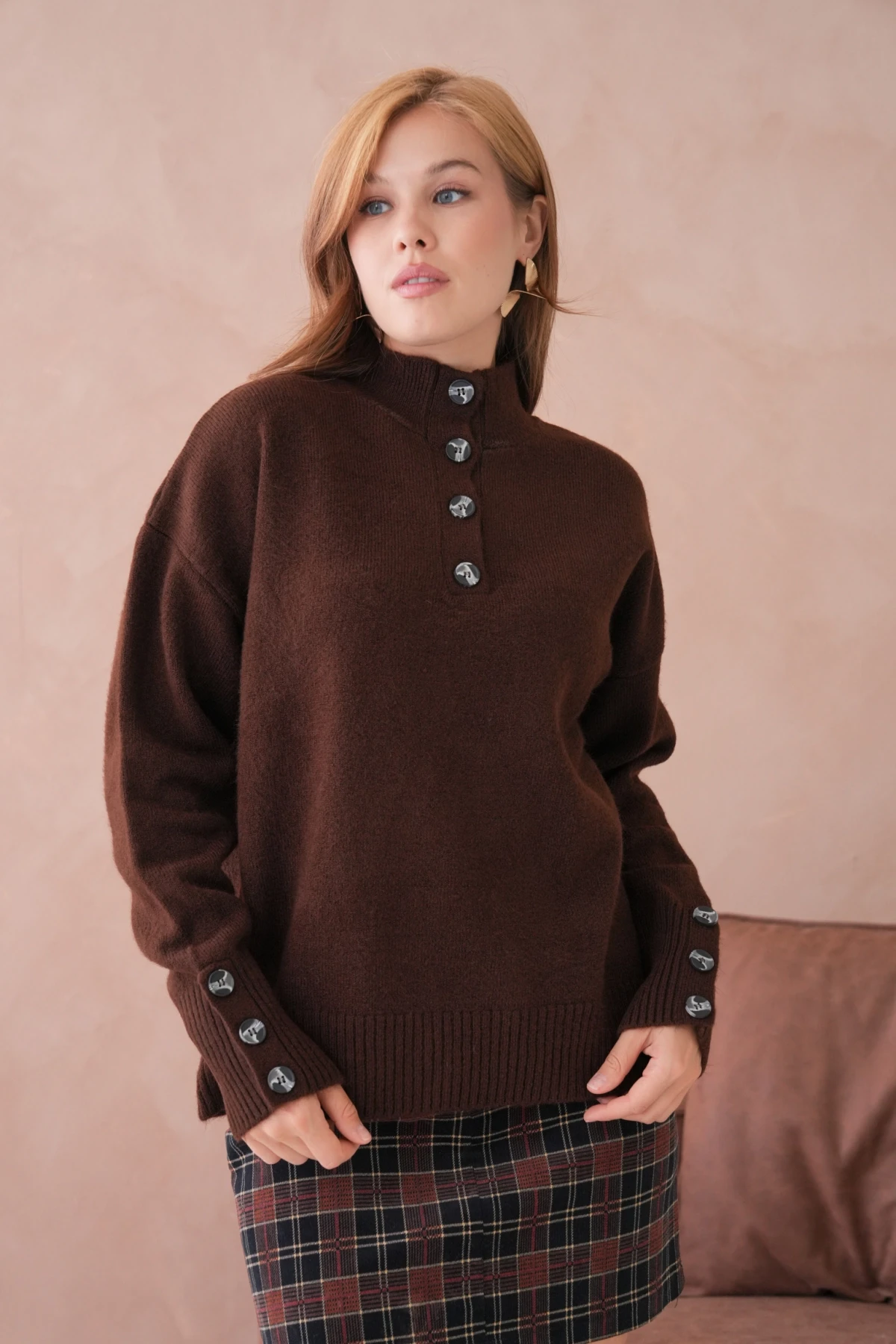 Kadın Dik Yaka Kolları Düğme Detaylı Yumuşak Dokulu Şardonlu Triko Kazak