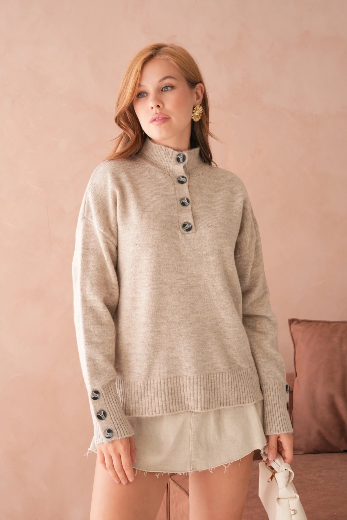 Kadın Dik Yaka Kolları Düğme Detaylı Yumuşak Dokulu Şardonlu Triko Kazak