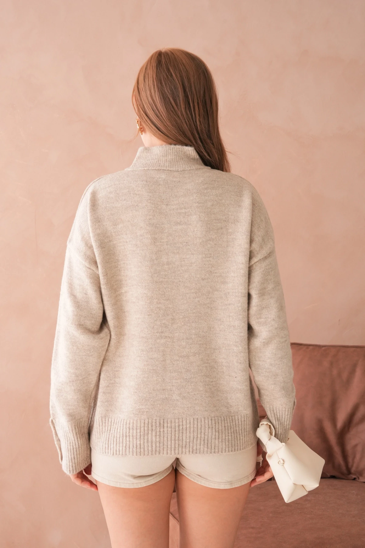 Kadın Dik Yaka Kolları Düğme Detaylı Yumuşak Dokulu Şardonlu Triko Kazak