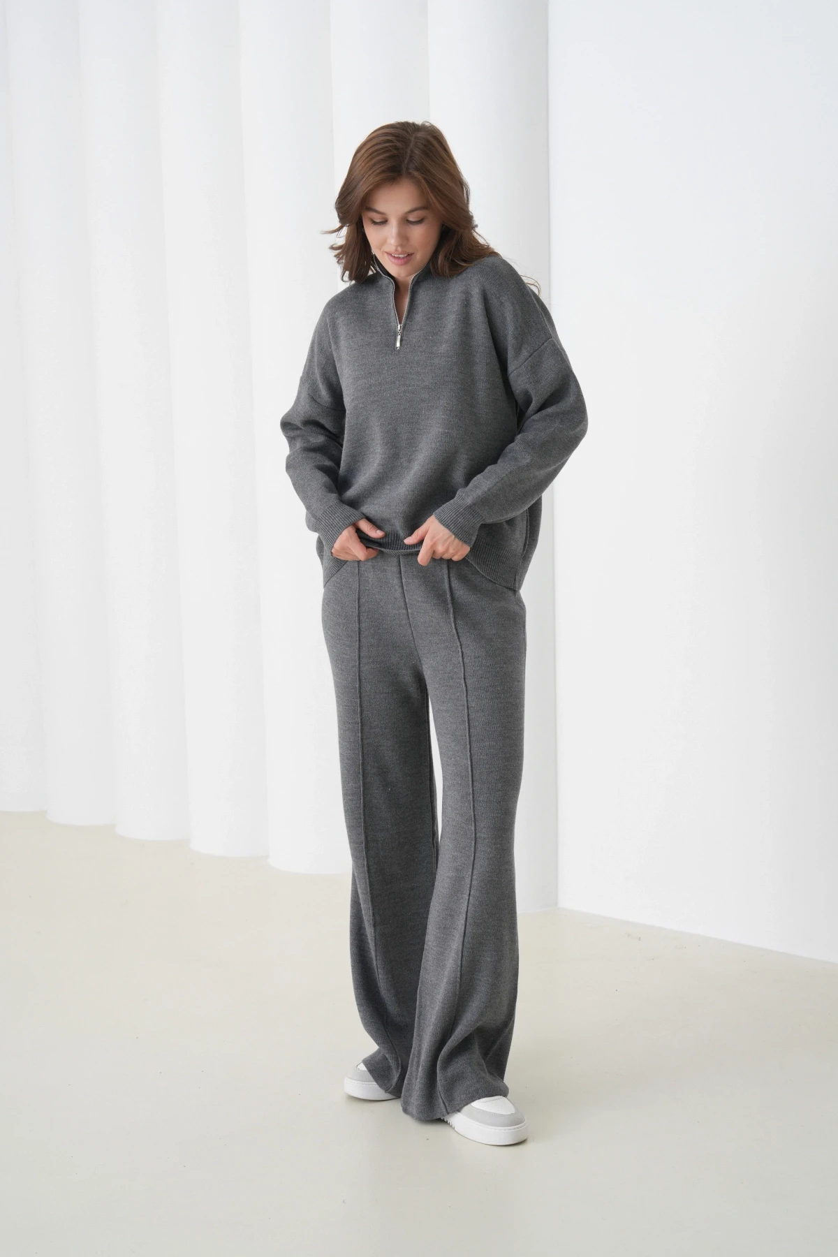 Kadın Dik Yaka Yarım Pat Fermuar Yırtmaçlı Kazak Pantolon İkili Triko Takım