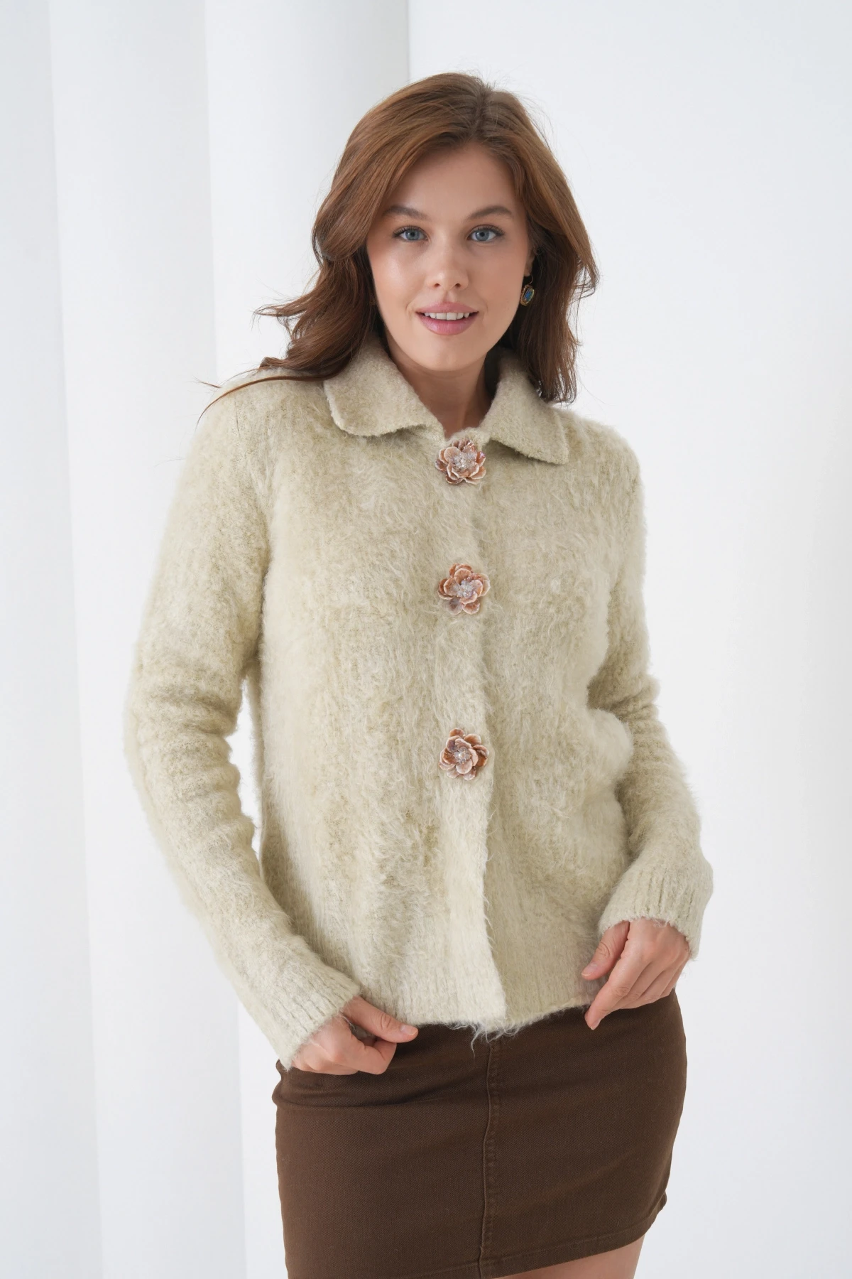 Kadın Polo Yaka Taşlı Gül Düğme Detaylı Bürümcük Yumuşak Dokulu Triko Ceket