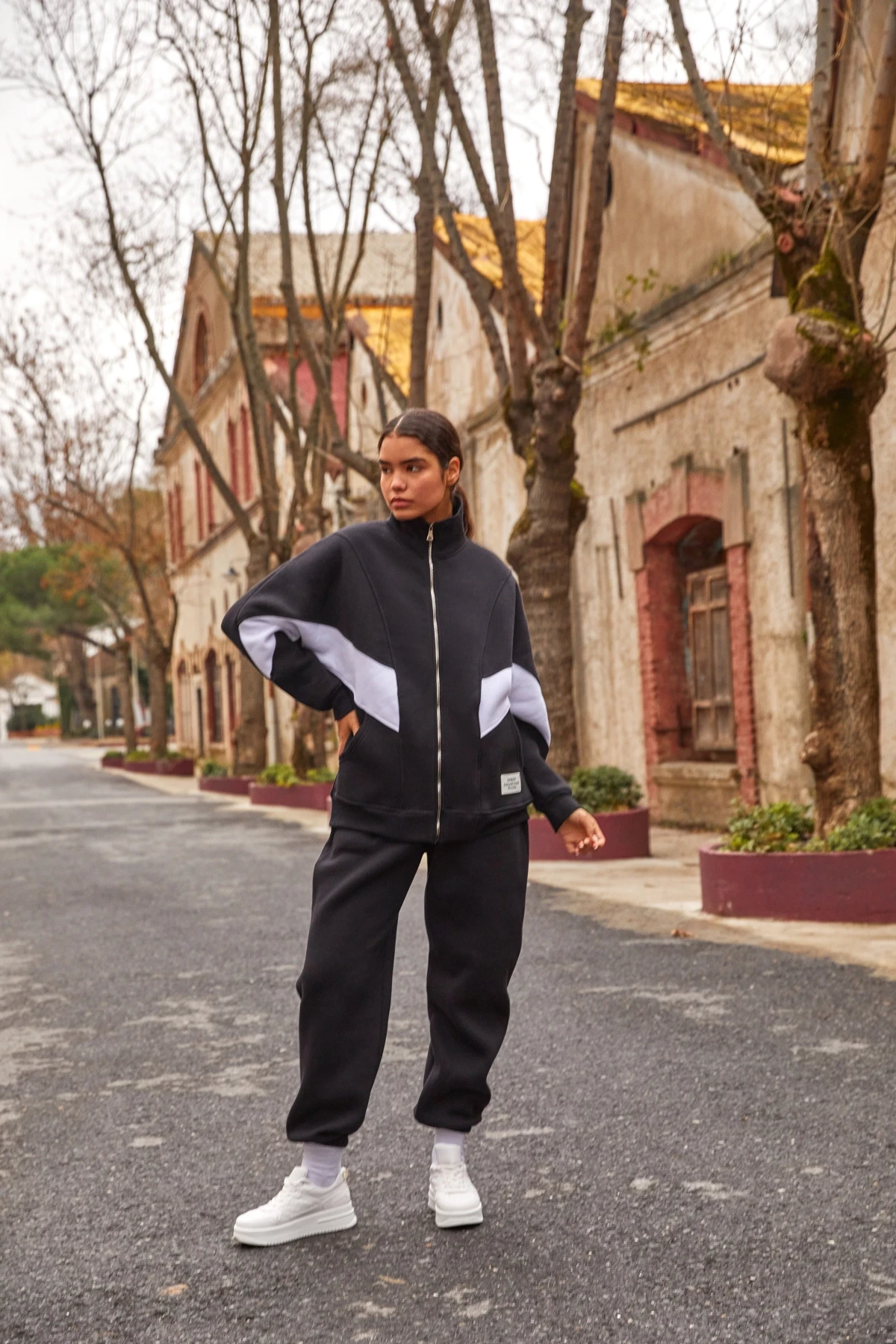 Kadın Siyah Garni Detay Fermuar Kapama Dik Yaka Şardonlu Takım