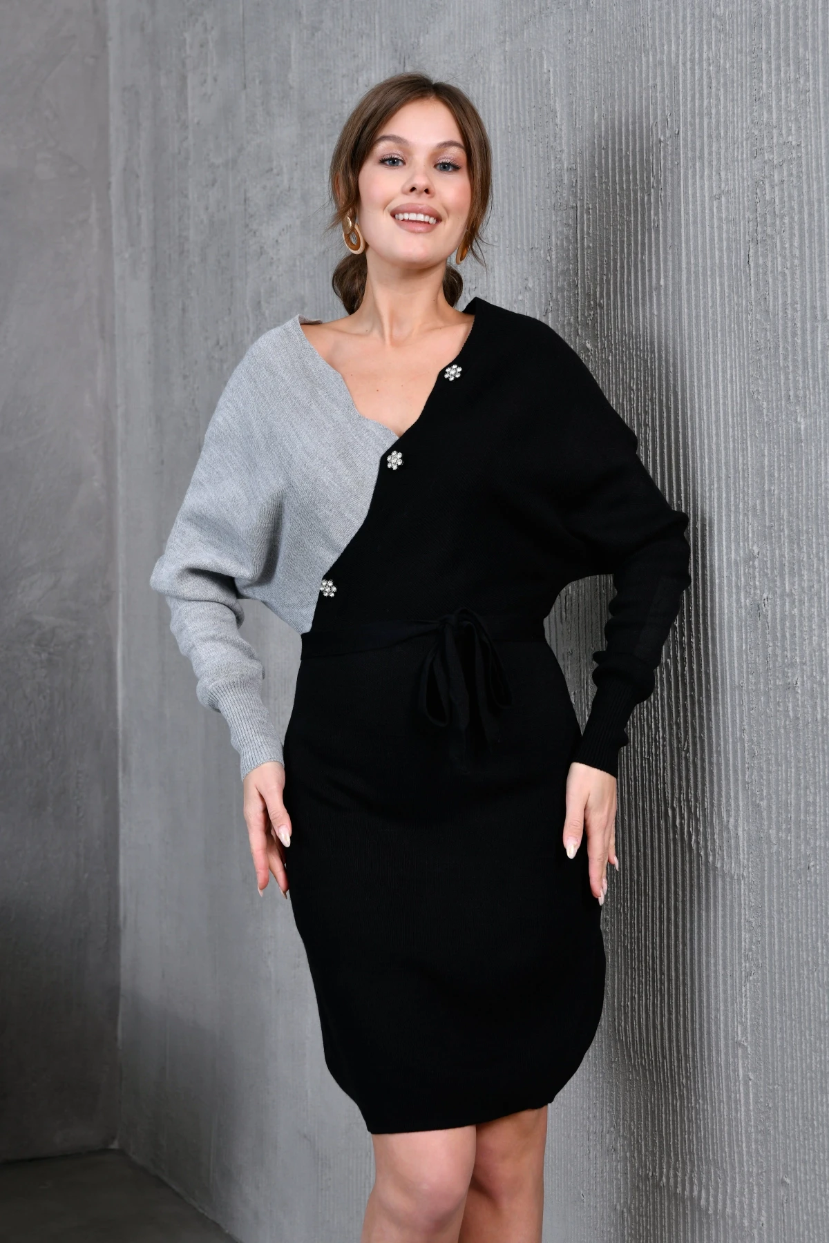 Kadın Degaje Yaka Düğme Detay Kuşaklı Renk Bloklu Midi Triko Elbise 214214