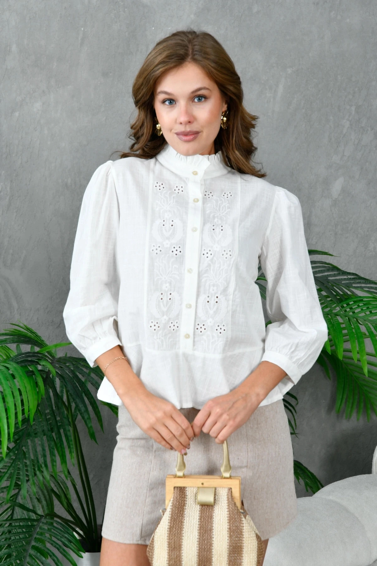 Kadın Ekru Yakası Fırfırlı Düğme Detaylı Nakış İşlemeli Bluz