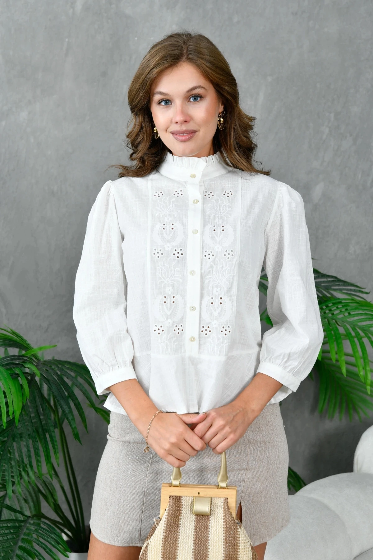 Kadın Ekru Yakası Fırfırlı Düğme Detaylı Nakış İşlemeli Bluz