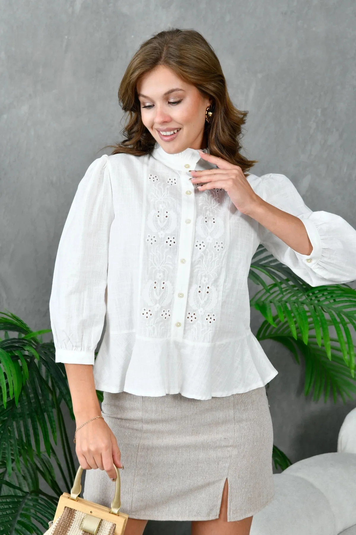 Kadın Ekru Yakası Fırfırlı Düğme Detaylı Nakış İşlemeli Bluz