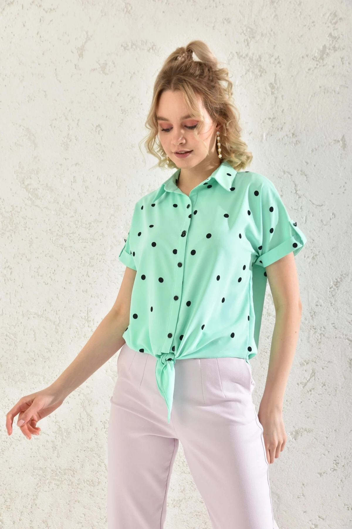 Kadın Gömlek Yaka Puantiyeli Bağlama Detaylı Apoletli Bluz