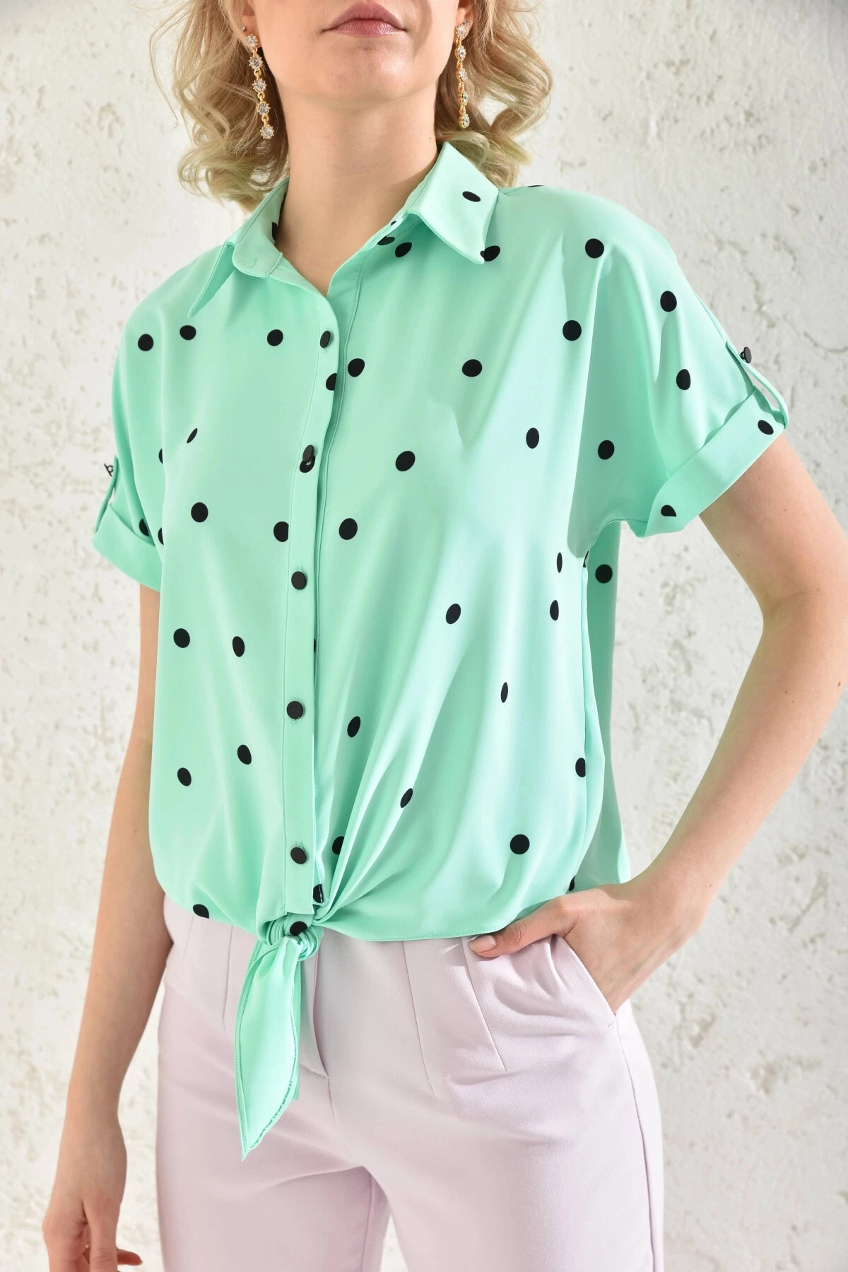 Kadın Gömlek Yaka Puantiyeli Bağlama Detaylı Apoletli Bluz