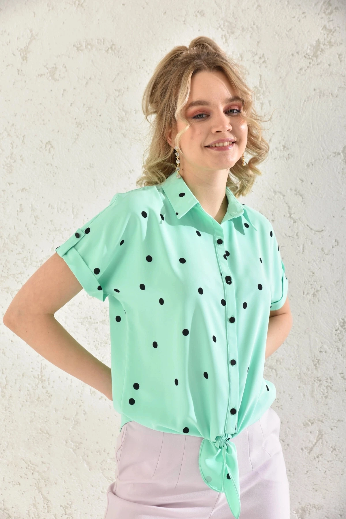 Kadın Gömlek Yaka Puantiyeli Bağlama Detaylı Apoletli Bluz