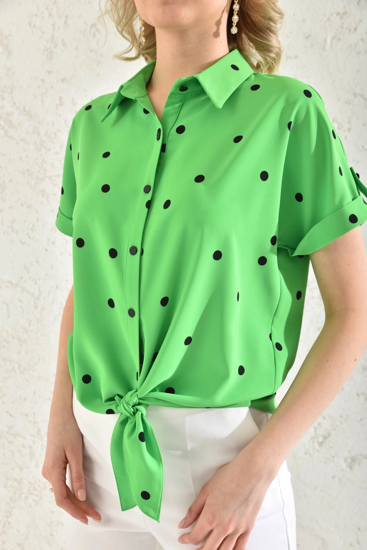 Kadın Gömlek Yaka Puantiyeli Bağlama Detaylı Apoletli Bluz