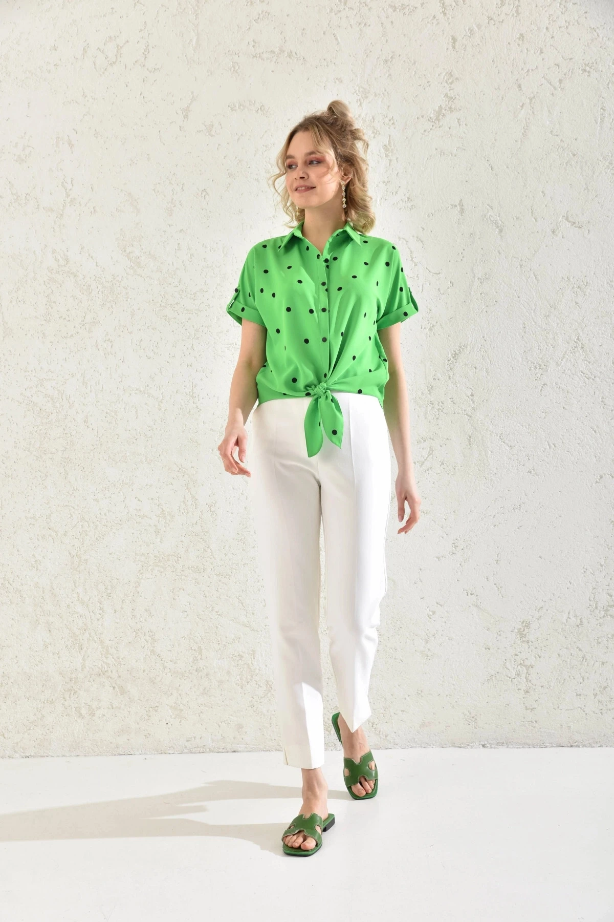 Kadın Gömlek Yaka Puantiyeli Bağlama Detaylı Apoletli Bluz