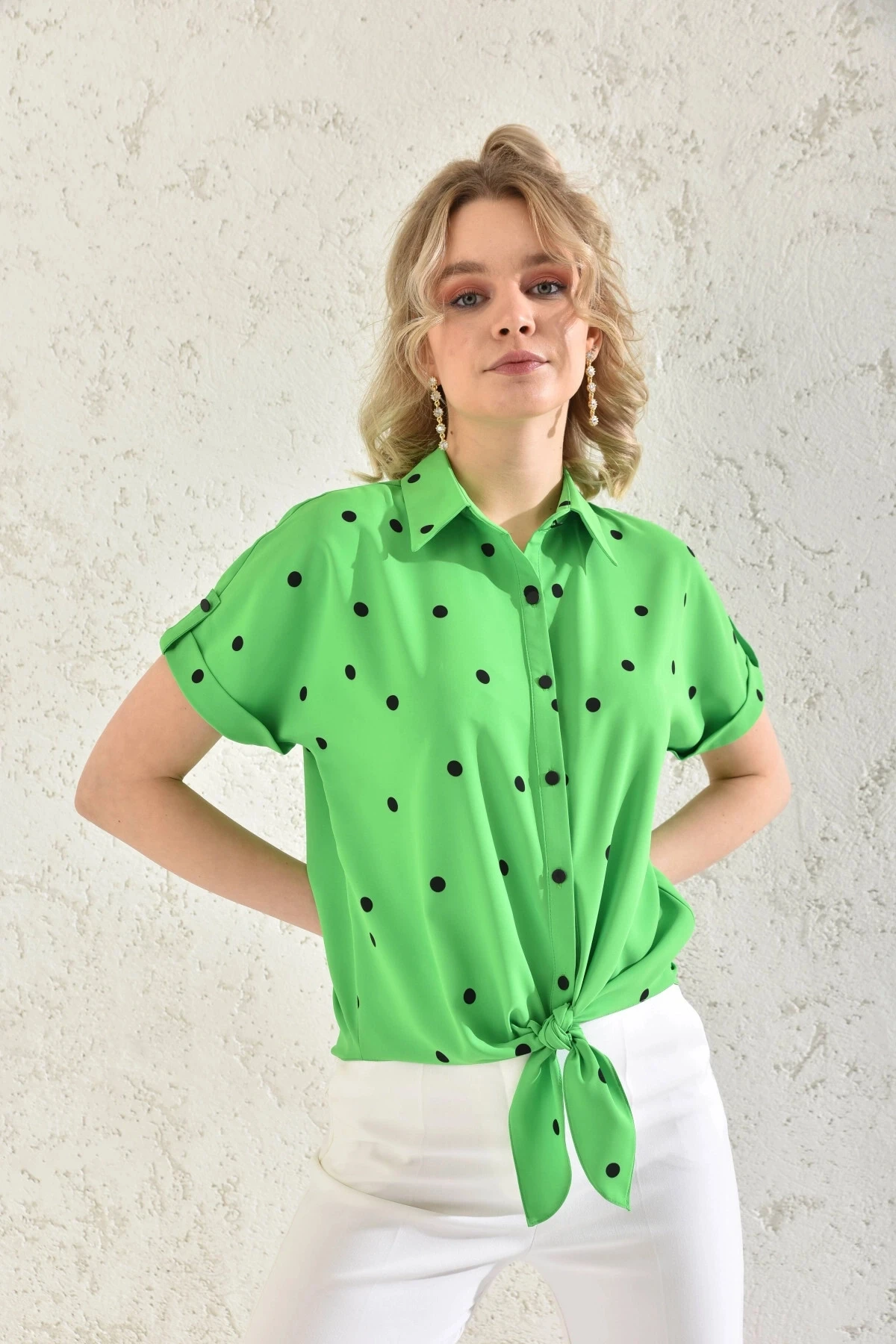 Kadın Gömlek Yaka Puantiyeli Bağlama Detaylı Apoletli Bluz