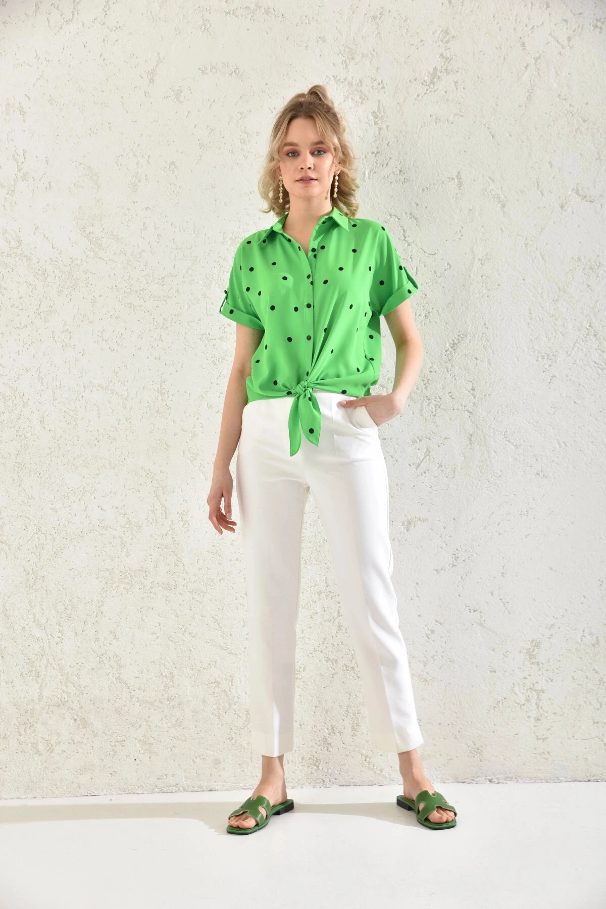 Kadın Gömlek Yaka Puantiyeli Bağlama Detaylı Apoletli Bluz