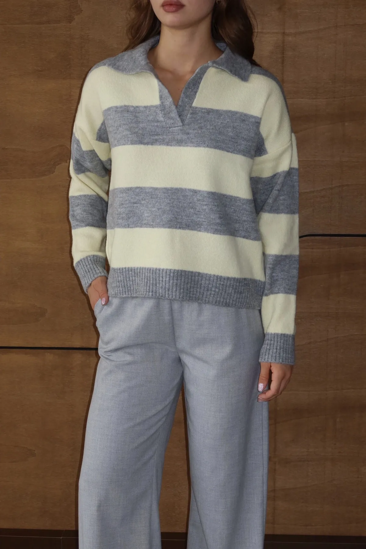 Kadın Gri Oversize Çizgili Polo Yaka Triko Kazak