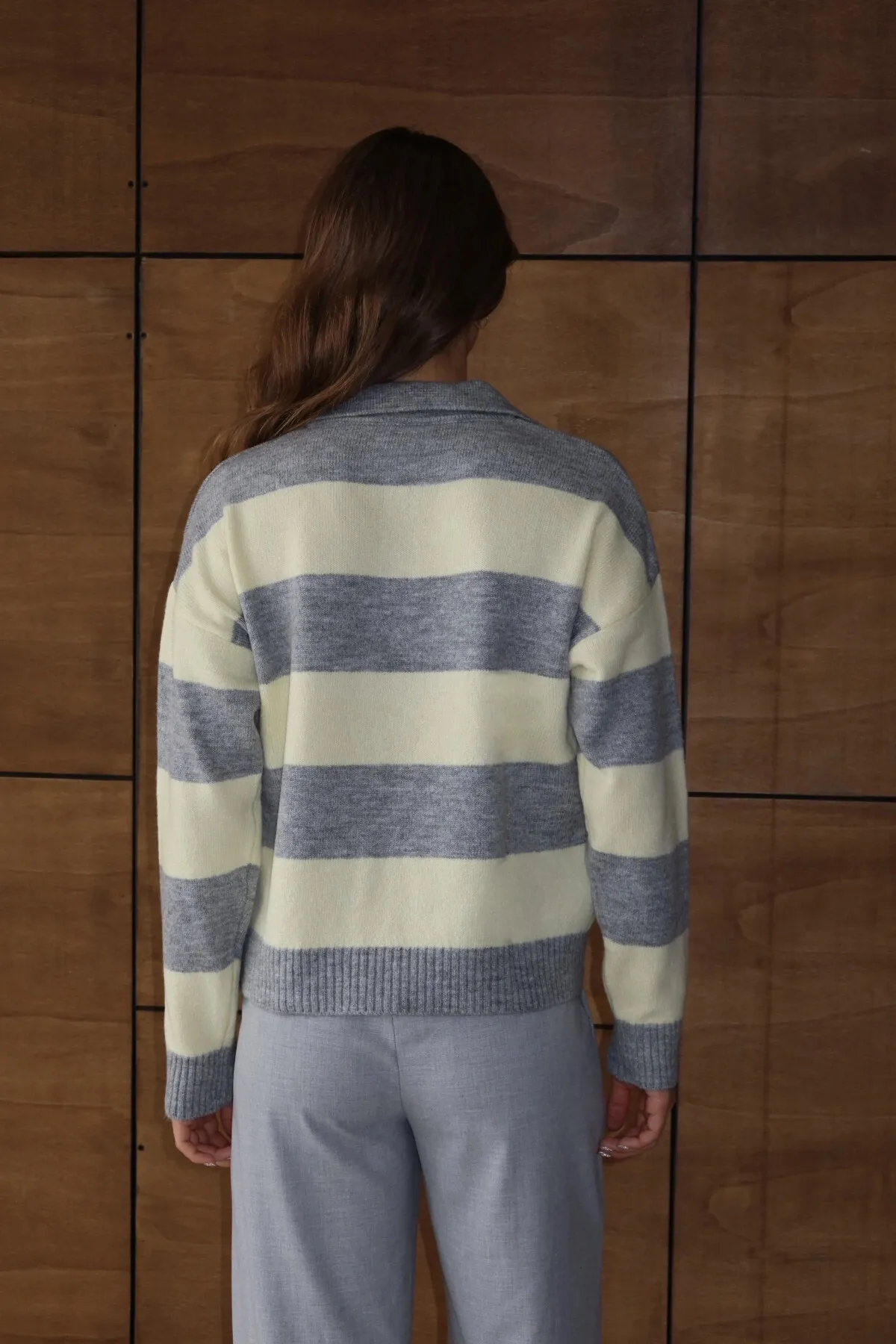 Kadın Gri Oversize Çizgili Polo Yaka Triko Kazak