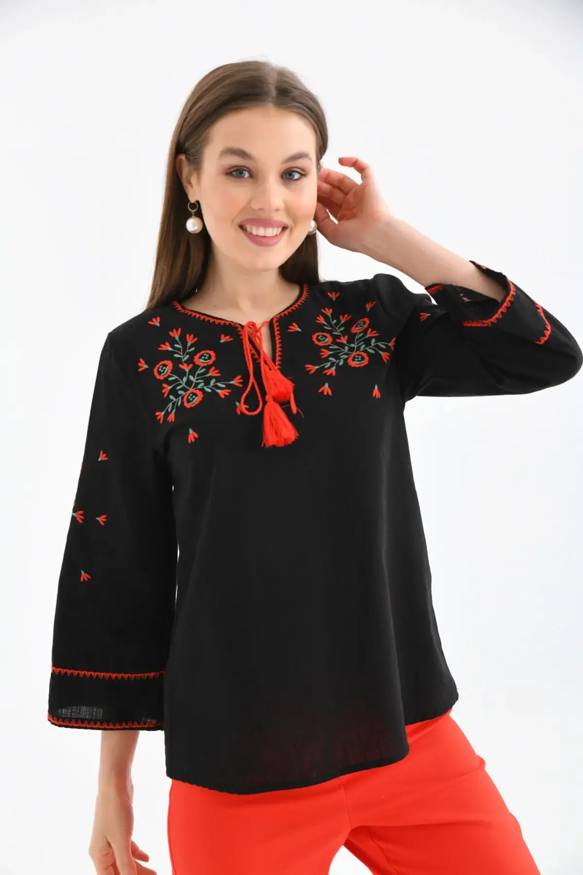 Bisiklet Yaka Bağlama Detay Etnik Nakışlı Bluz