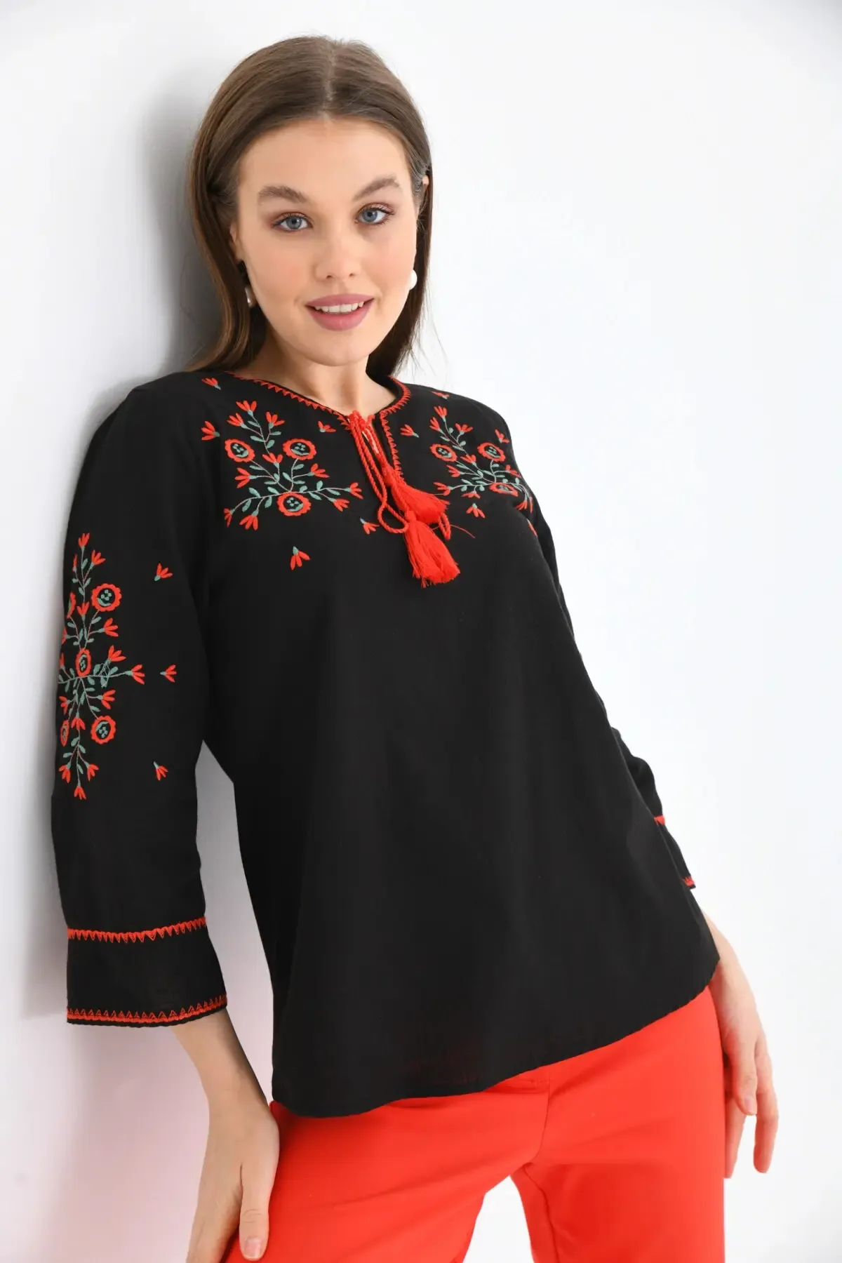 Bisiklet Yaka Bağlama Detay Etnik Nakışlı Bluz
