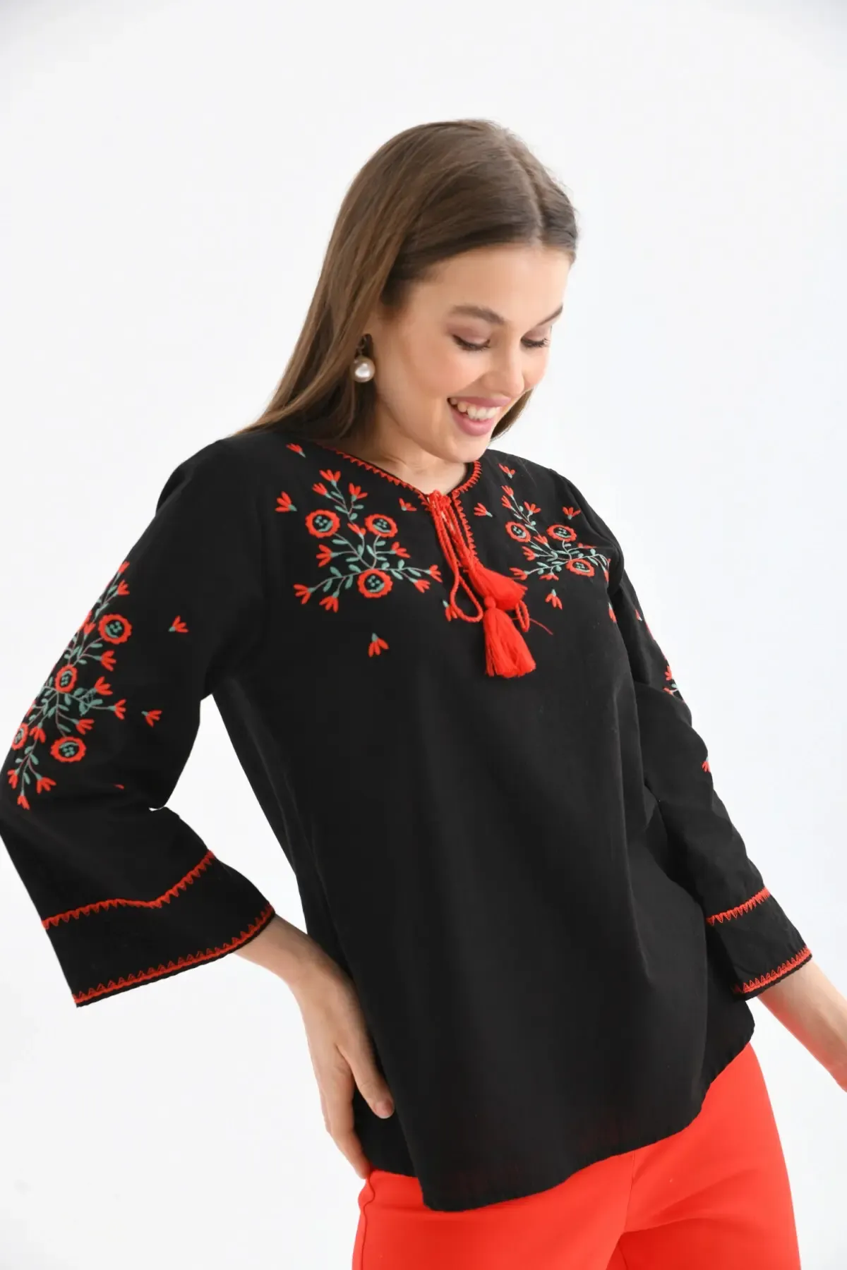 Bisiklet Yaka Bağlama Detay Etnik Nakışlı Bluz