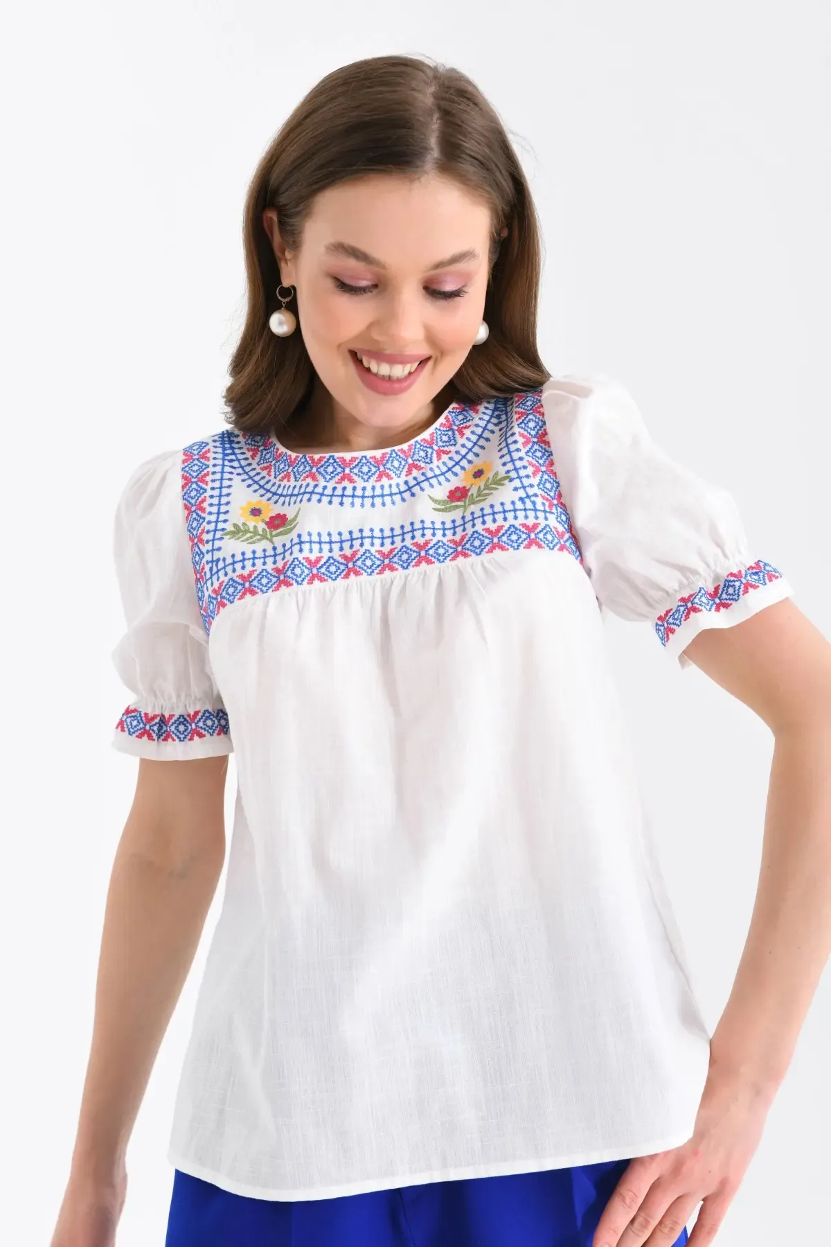 Bisiklet Yaka Nakış İşlemeli Dokuma Gömlek