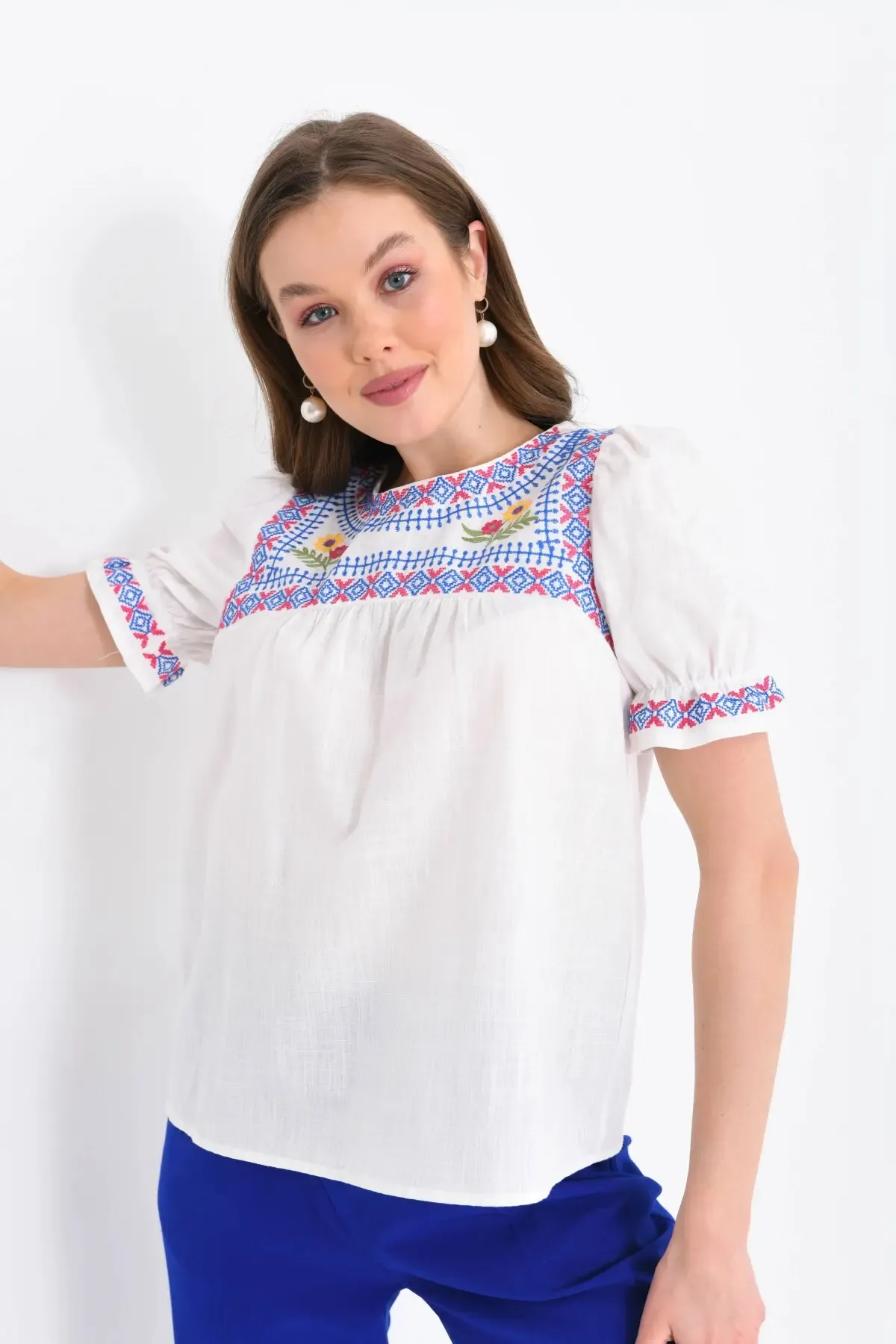 Bisiklet Yaka Nakış İşlemeli Dokuma Gömlek