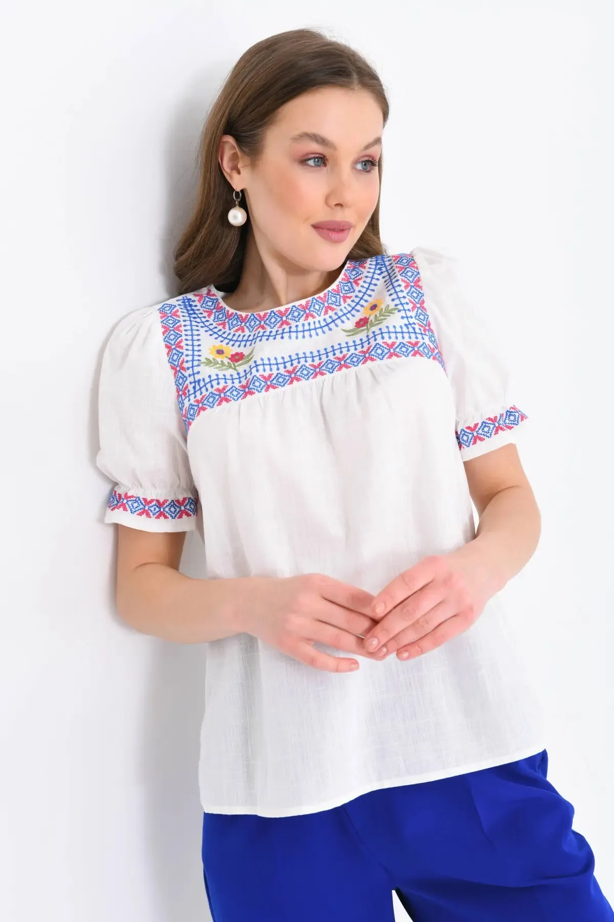 Bisiklet Yaka Nakış İşlemeli Dokuma Gömlek