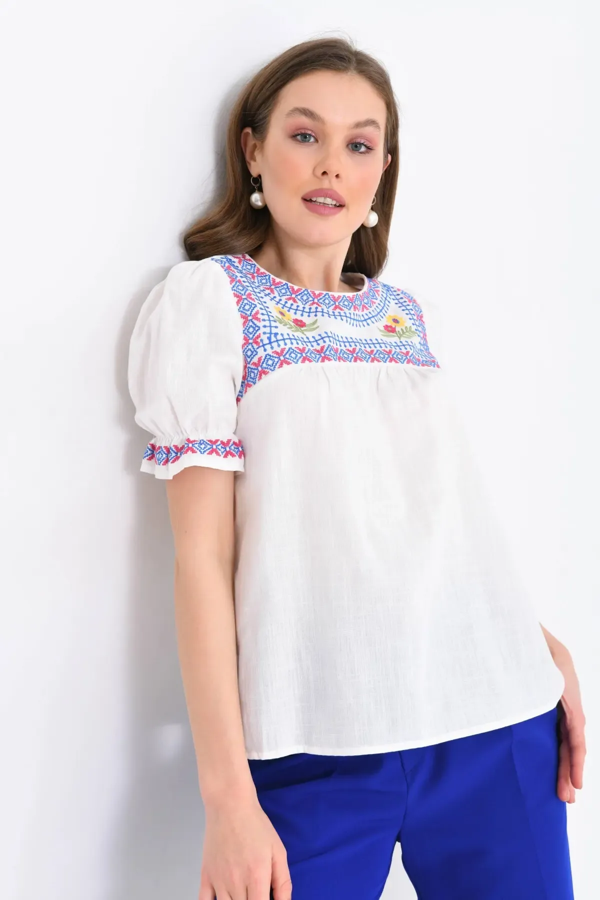 Bisiklet Yaka Nakış İşlemeli Dokuma Gömlek