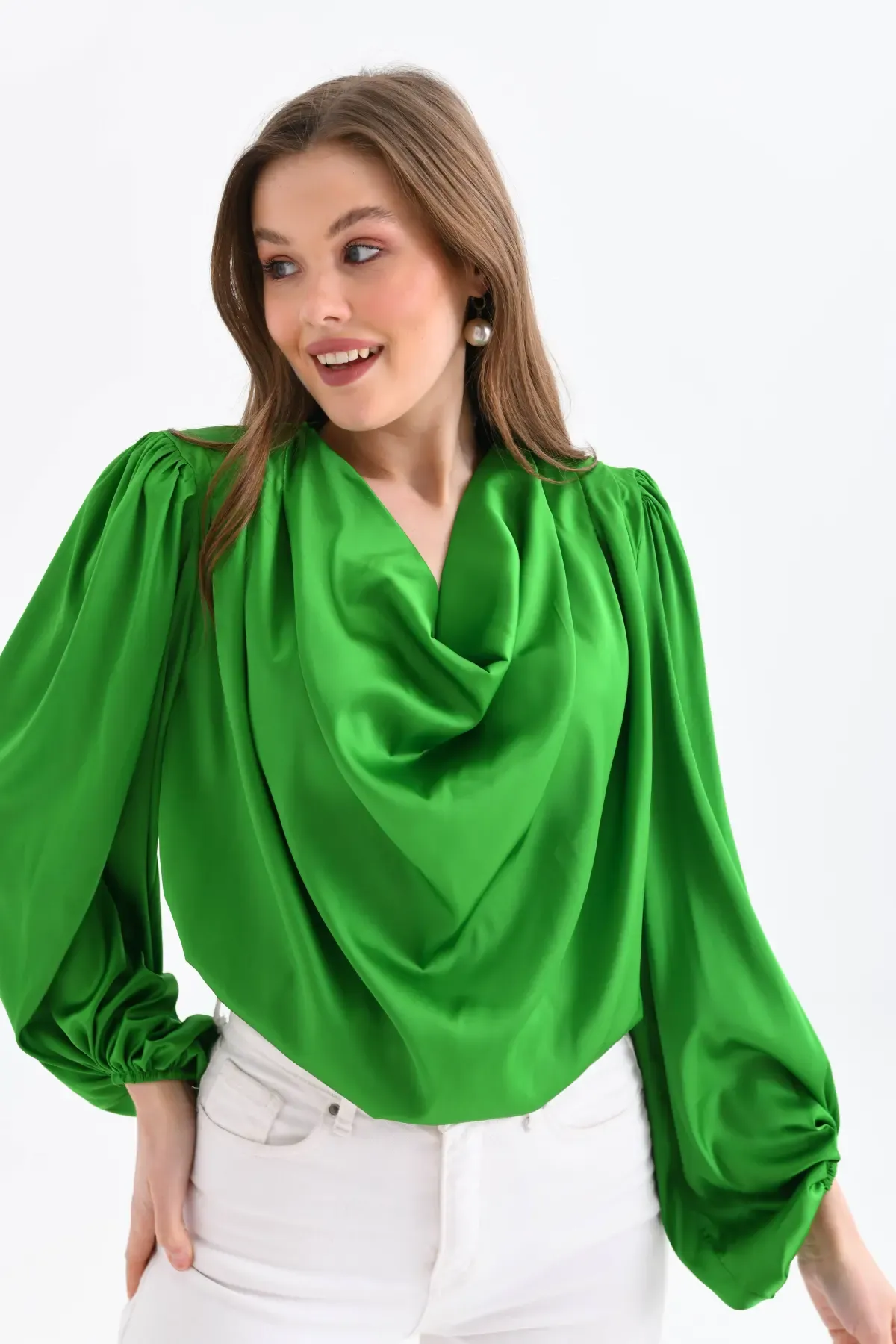 Kadın Degaje Yaka Omuzları Vatkalı Kol Ve Etği Lasikli Saten Yüzeyli Dokum Bluz 33026