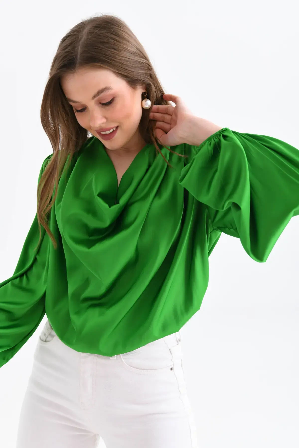 Kadın Degaje Yaka Omuzları Vatkalı Kol Ve Etği Lasikli Saten Yüzeyli Dokum Bluz 33026