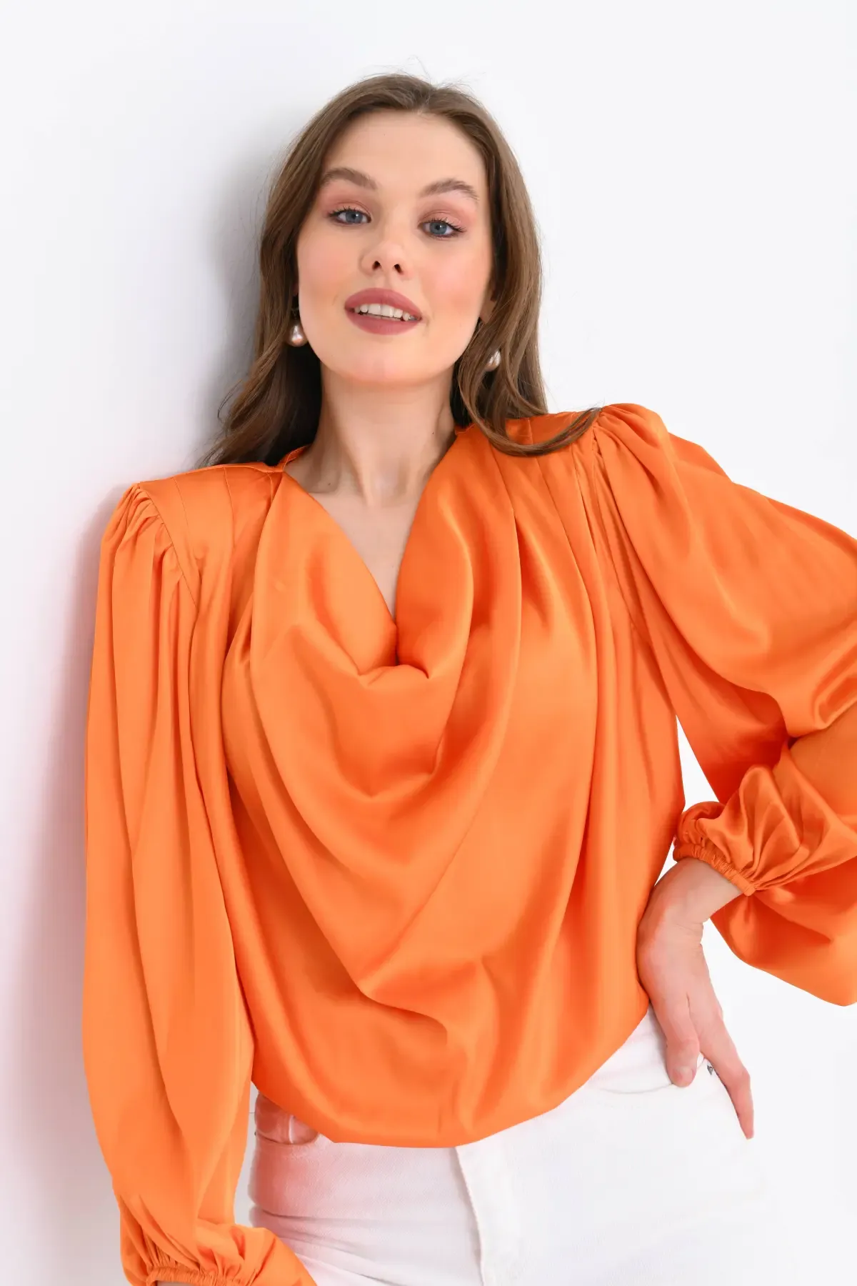 Kadın Degaje Yaka Omuzları Vatkalı Kol Ve Etği Lasikli Saten Yüzeyli Dokum Bluz 33026