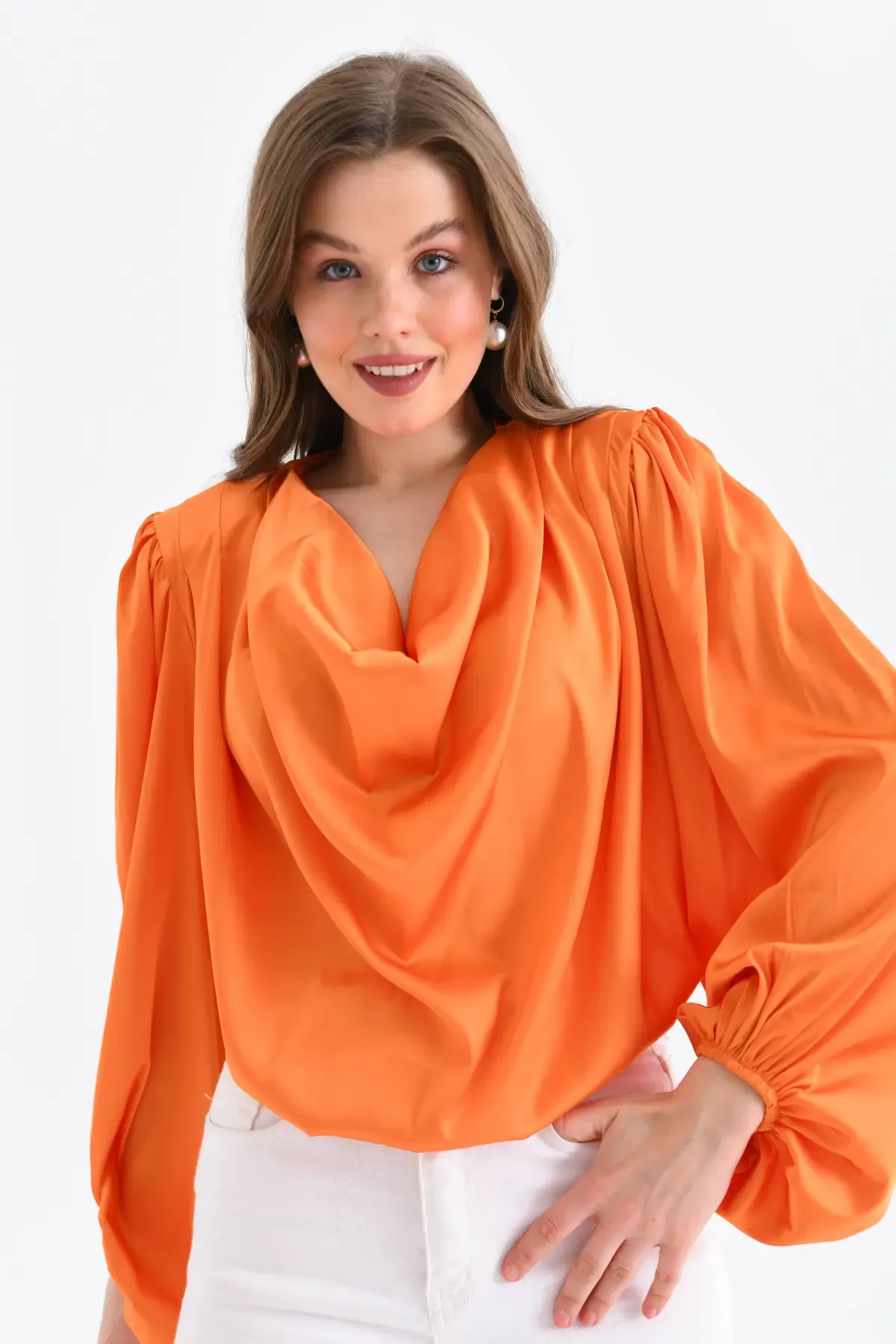 Kadın Degaje Yaka Omuzları Vatkalı Kol Ve Etği Lasikli Saten Yüzeyli Dokum Bluz 33026