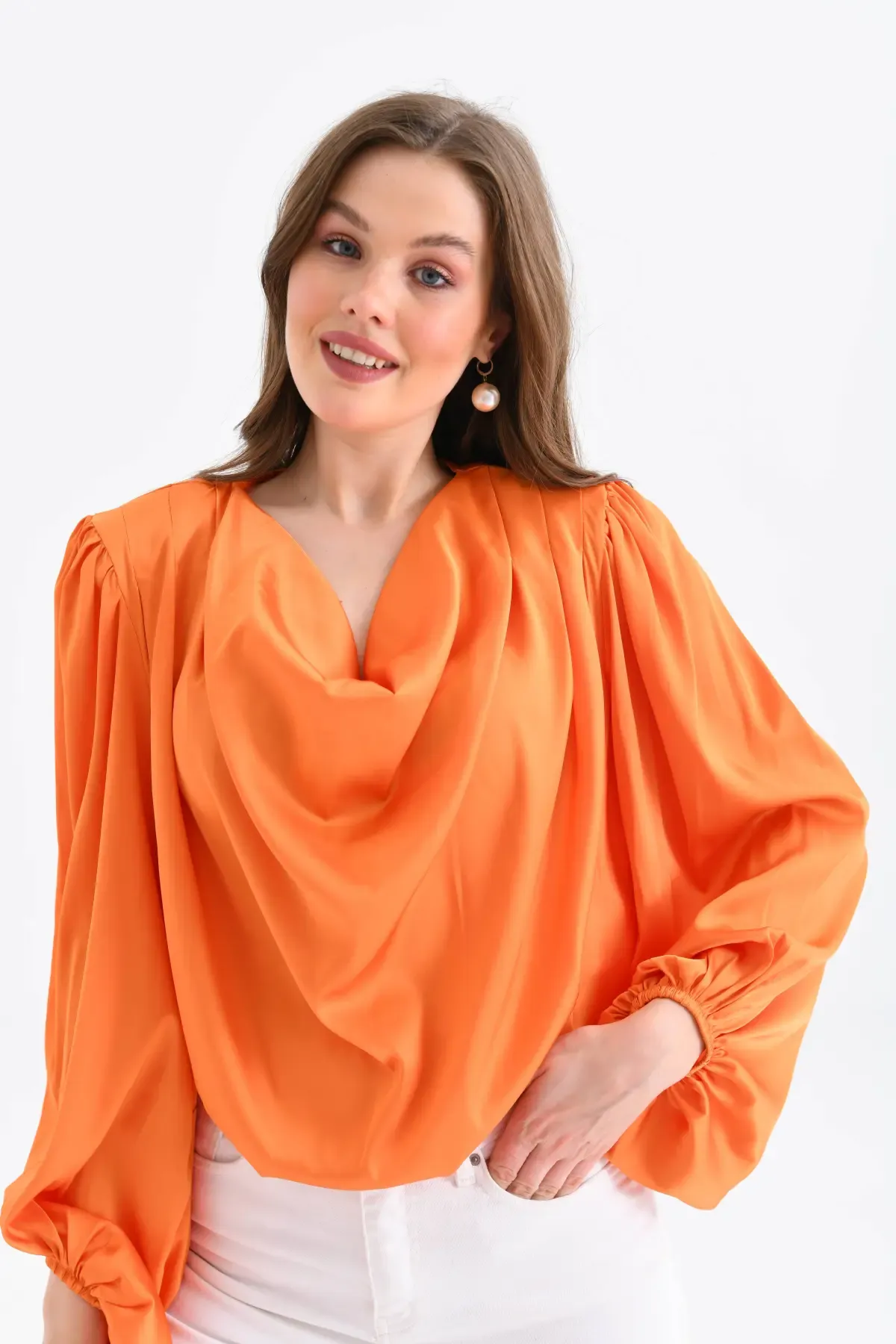 Kadın Degaje Yaka Omuzları Vatkalı Kol Ve Etği Lasikli Saten Yüzeyli Dokum Bluz 33026