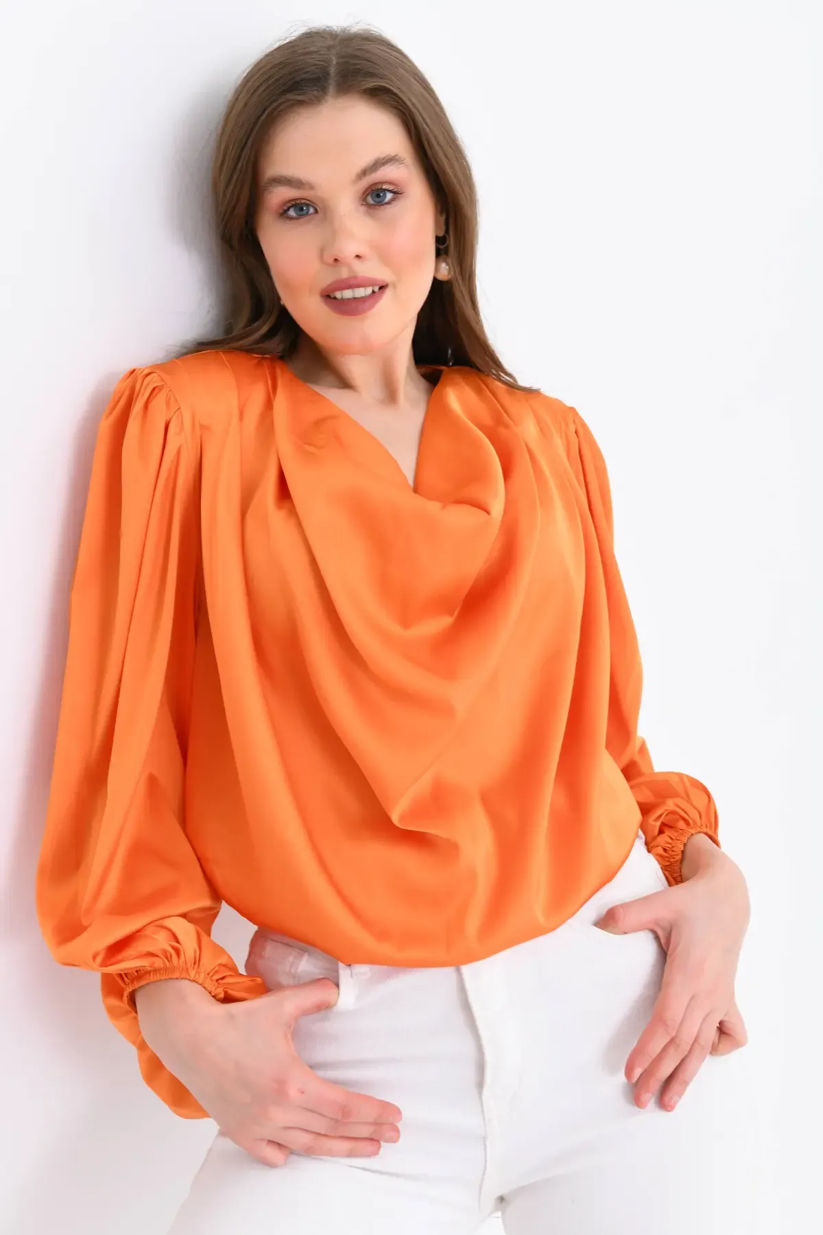 Kadın Degaje Yaka Omuzları Vatkalı Kol Ve Etği Lasikli Saten Yüzeyli Dokum Bluz 33026