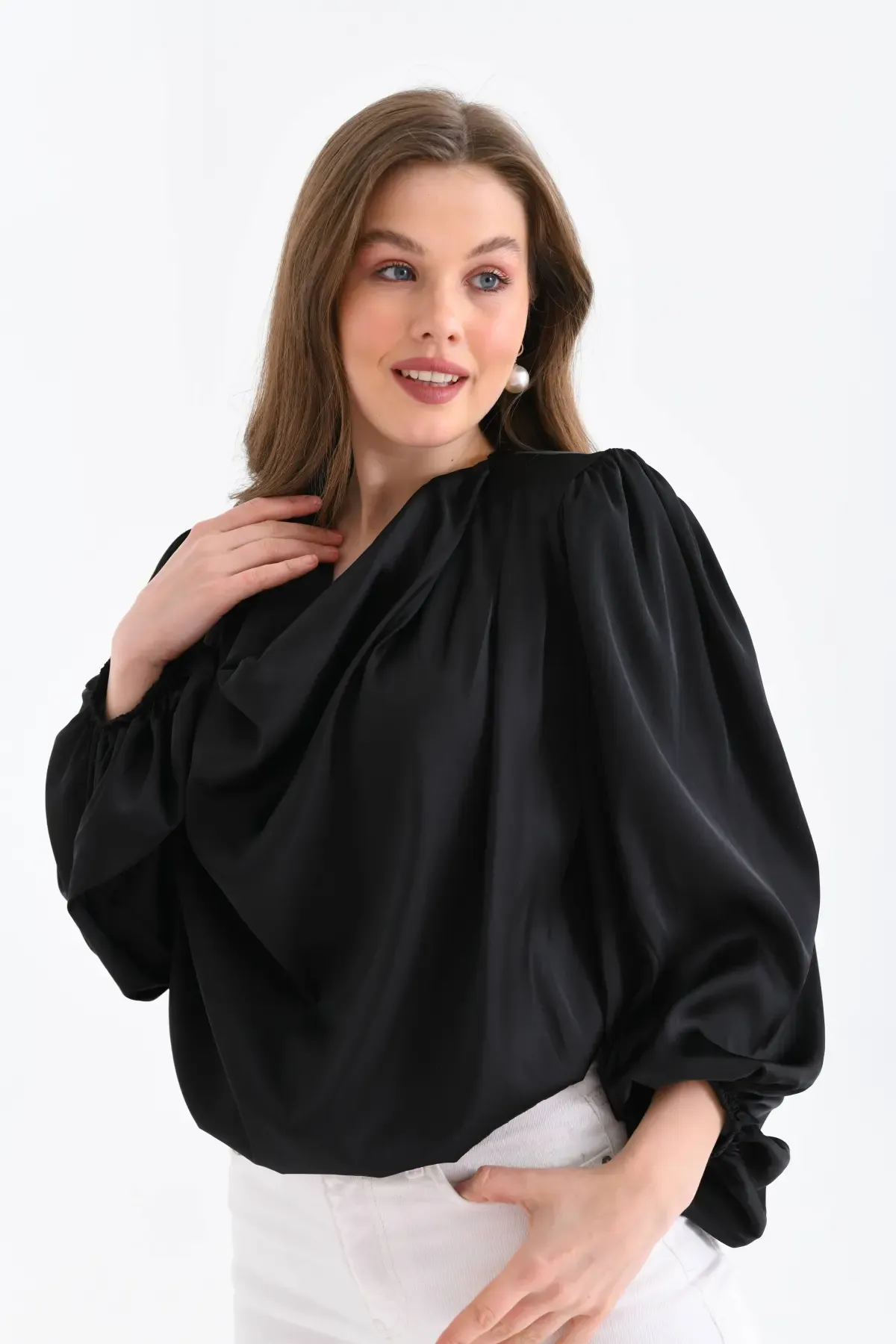 Kadın Degaje Yaka Omuzları Vatkalı Kol Ve Etği Lasikli Saten Yüzeyli Dokum Bluz 33026