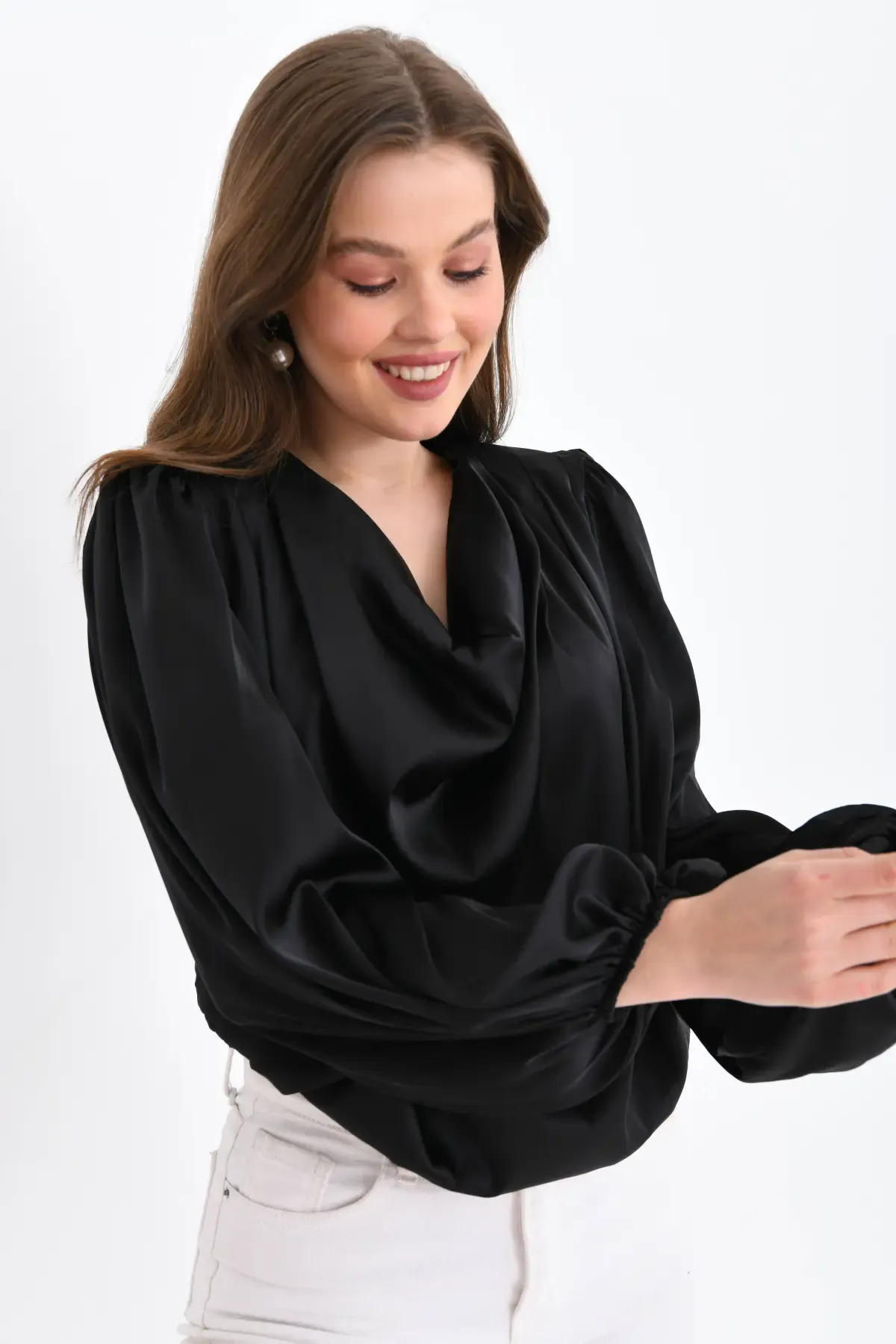 Kadın Degaje Yaka Omuzları Vatkalı Kol Ve Etği Lasikli Saten Yüzeyli Dokum Bluz 33026