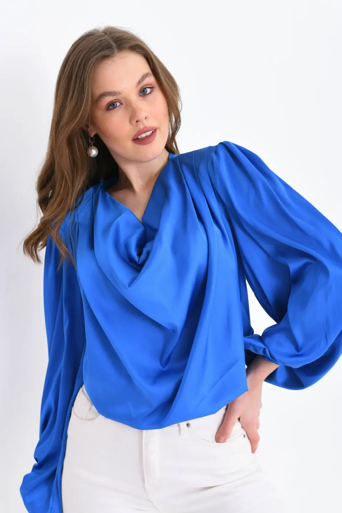 Kadın Degaje Yaka Omuzları Vatkalı Kol Ve Etği Lasikli Saten Yüzeyli Dokum Bluz 33026