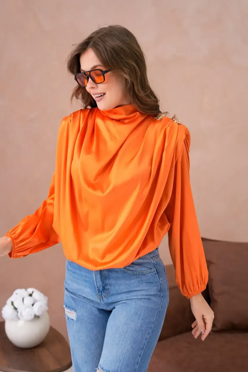 Kadın Dik Yaka Omuzları Vatkalı Düğme Detay Saten Dokum Bluz 32000